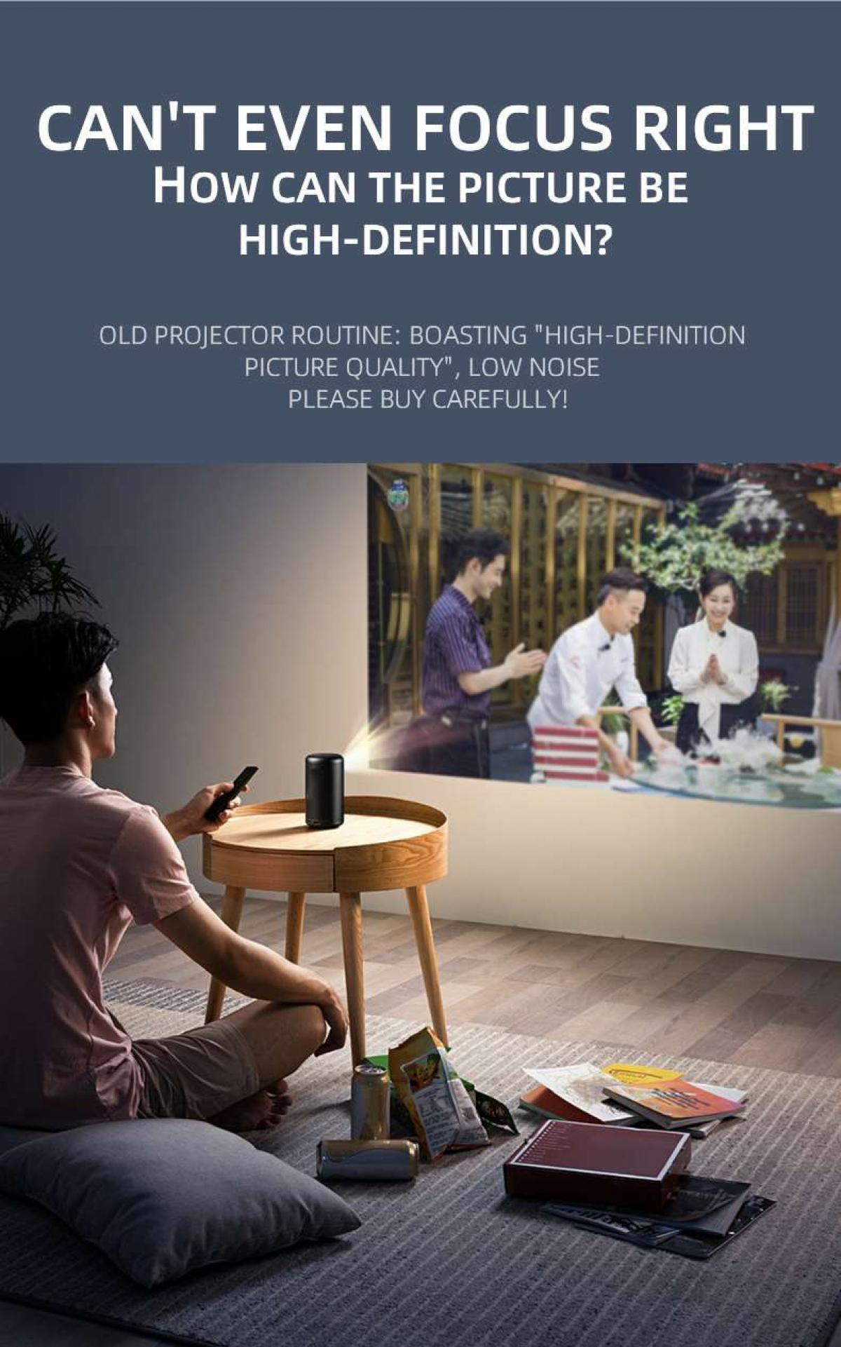 Ein Mann sitzt mit einer Fernbedienung und sieht sich ein projiziertes Bild an. Ein kleiner Projektor steht auf einem Tisch. Snacks und Bücher liegen auf dem Boden.