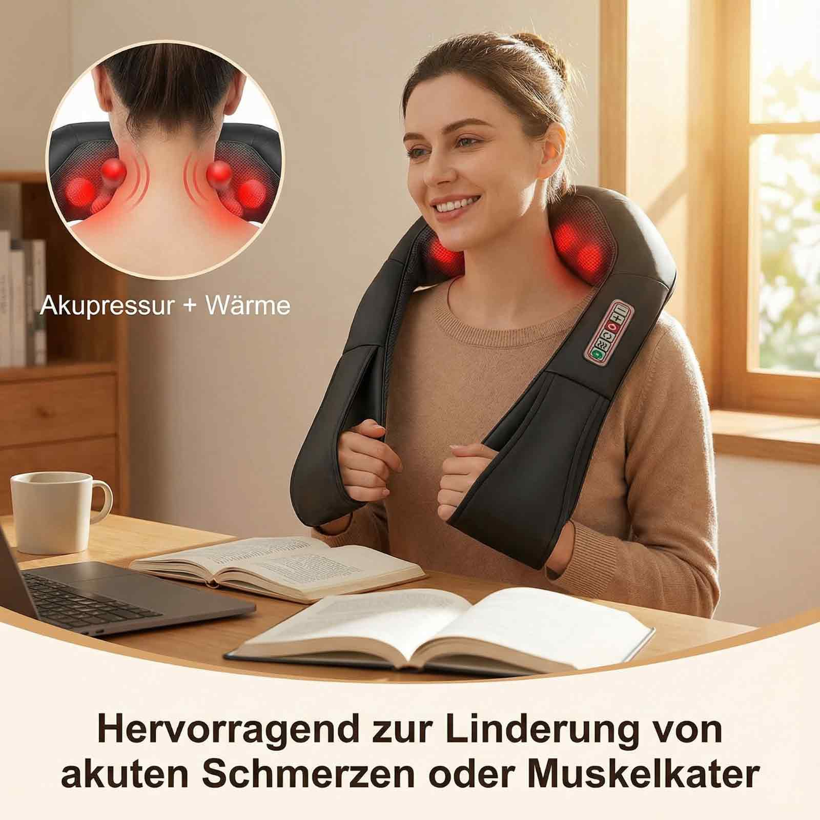 Lächelnde Frau mit Nackenmassagegerät. Nahaufnahme der Massage. Laptop, Buch und Kaffeetasse auf dem Tisch.