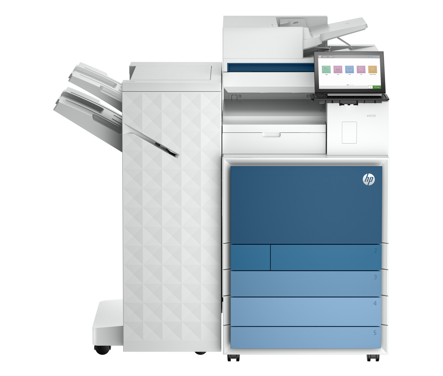 Viene mostrata una grande stampante HP. Ha un touch screen, vassoi per la carta e un vassoio di uscita angolato. La combinazione di colori è bianco e blu.