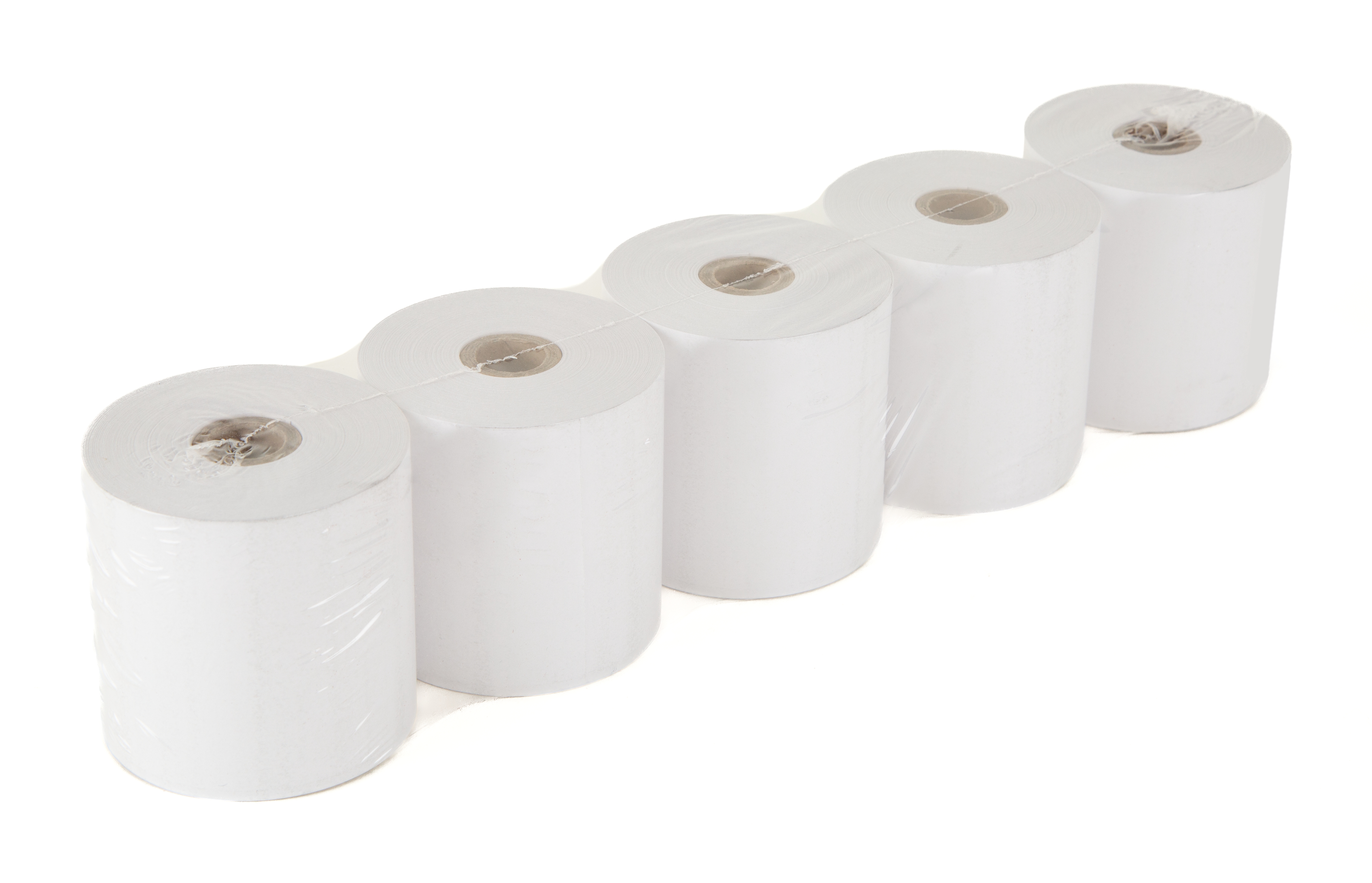 Pięć rolek białego papieru jest zapakowanych w plastik. Ułożone ukośnie na białym tle.