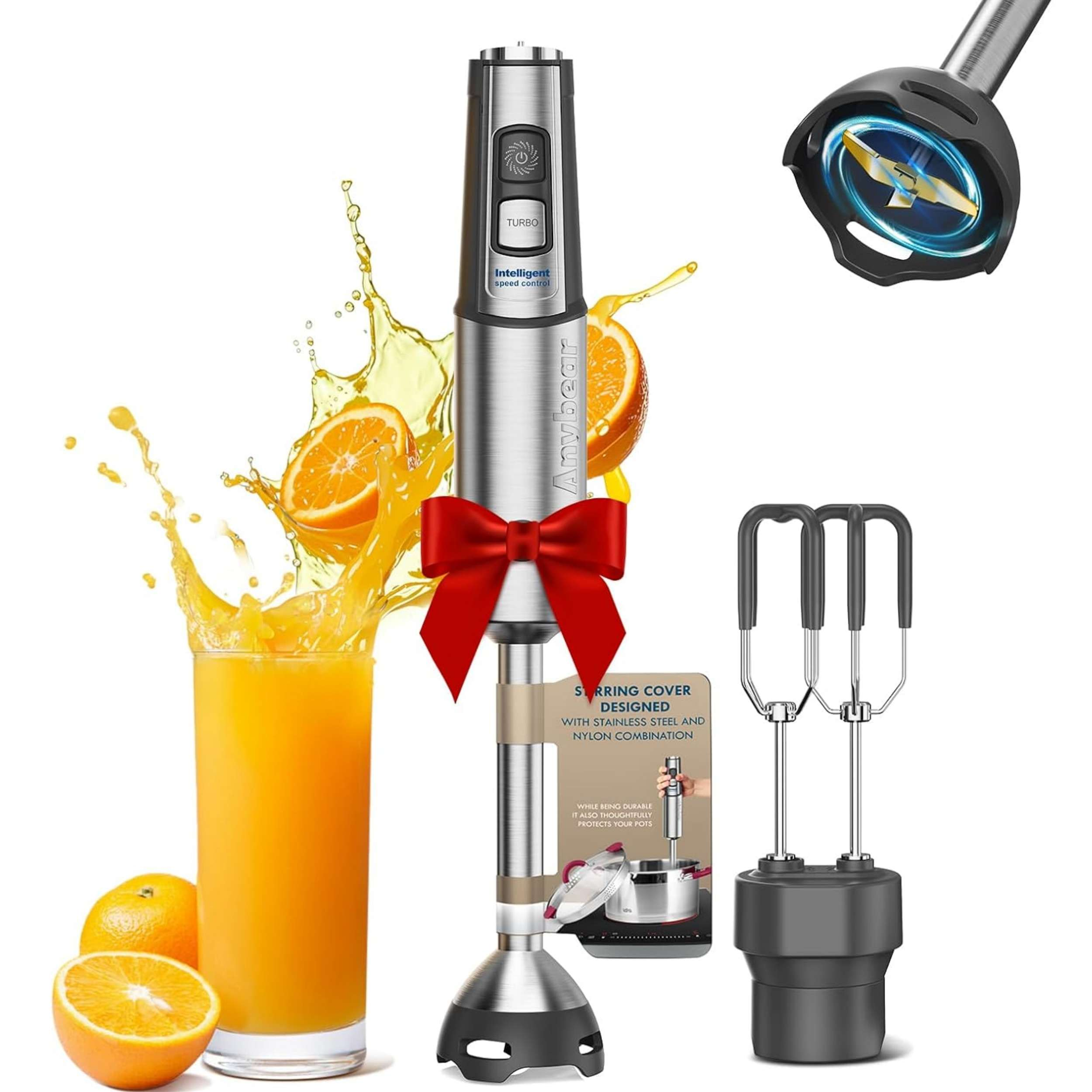 Ein Mixer mit Zubehör, Orangensaft spritzt, Orangenhälften und eine rote Schleife. Es hat eine Turbotaste.
