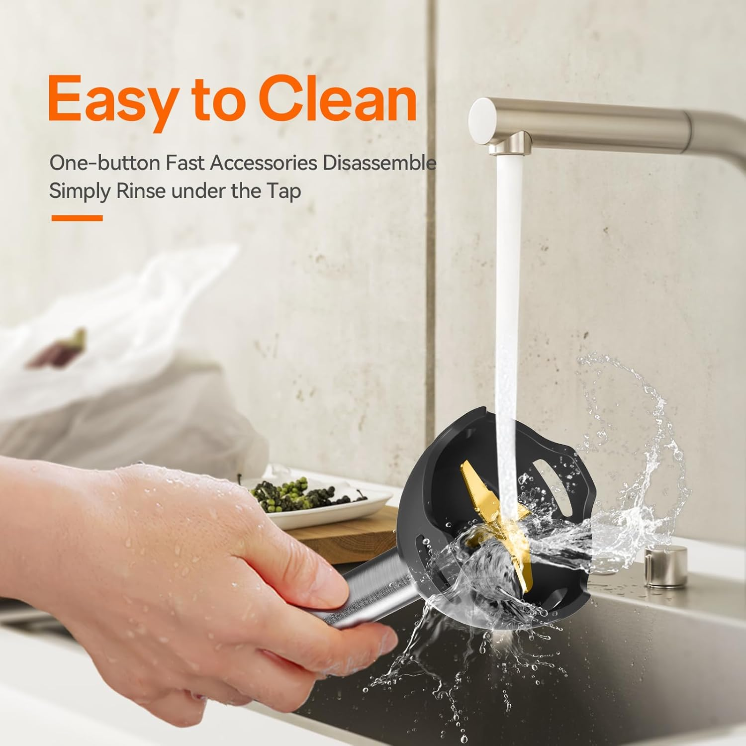 Eine Hand spült einen schwarzen Mixeraufsatz unter einem Wasserhahn ab. Wasser spritzt herum. Der Text lautet 'Easy to Clean'.