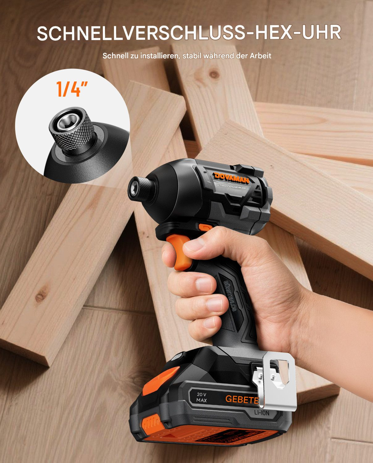 Eine Hand hält einen schwarz-orangenen Akkuschrauber. Der Bohrer befindet sich über Holzplanken, mit einer Nahaufnahme des Bohrers.