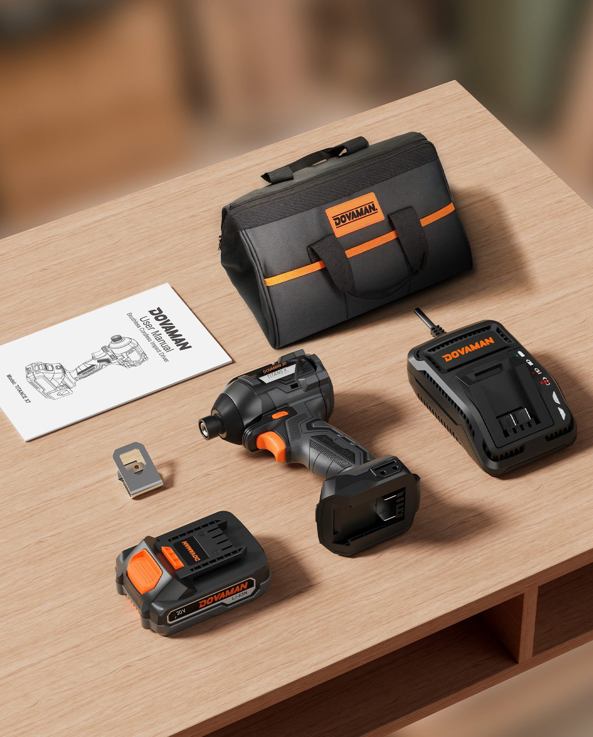 Eine Auswahl an Elektrowerkzeugen und Zubehör, darunter eine Bohrmaschine, Akku, Ladegerät und eine Tasche, alles auf einem Holztisch angeordnet.