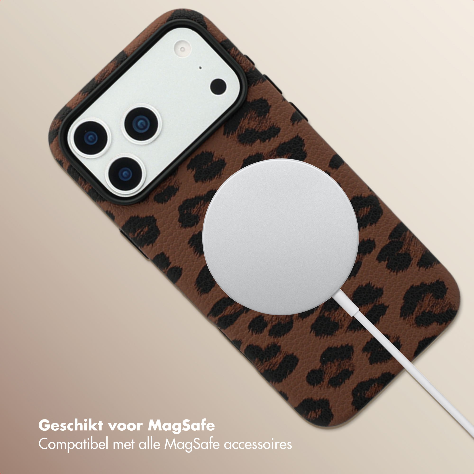Coque de téléphone à imprimé léopard avec un chargeur MagSafe blanc. Coque marron, câble blanc. Fond clair.