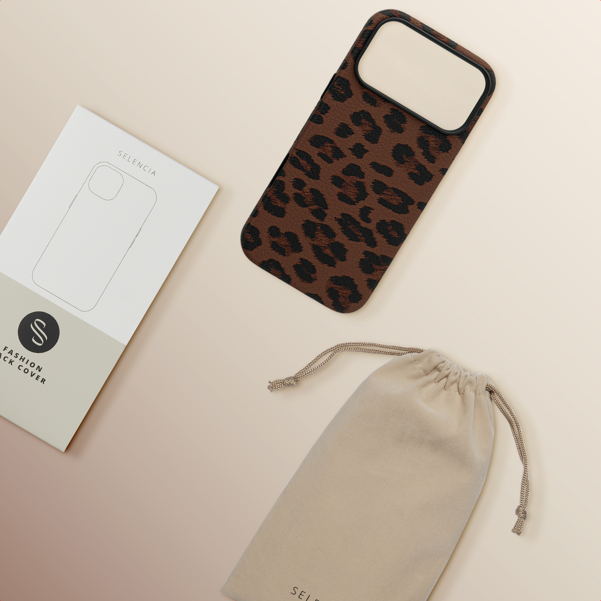 Coque de téléphone à imprimé léopard, boîte blanche avec logo et pochette beige sur surface beige.