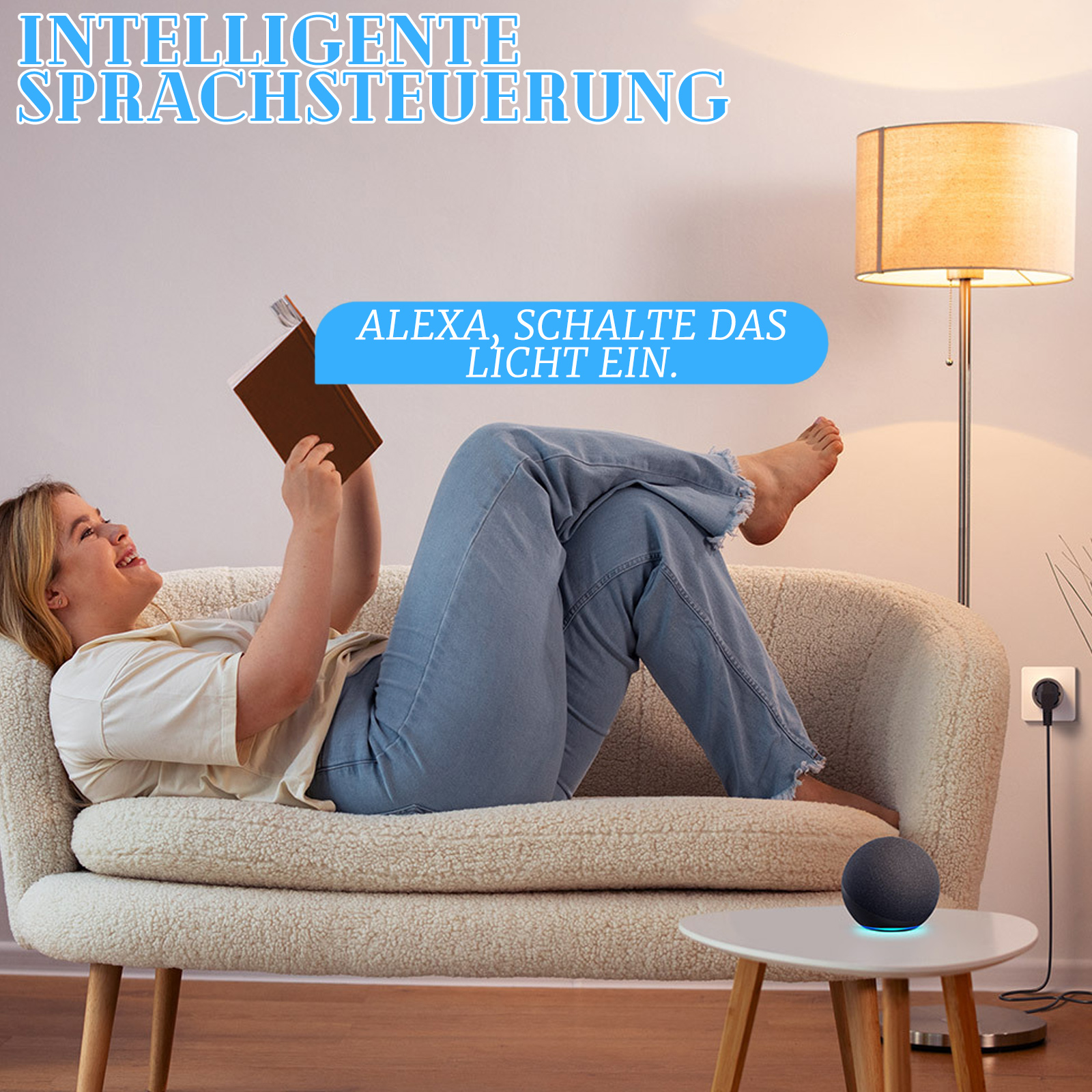 Frau liest auf Couch, sagt 'Alexa, mach das Licht an', mit Smart Speaker auf Tisch.