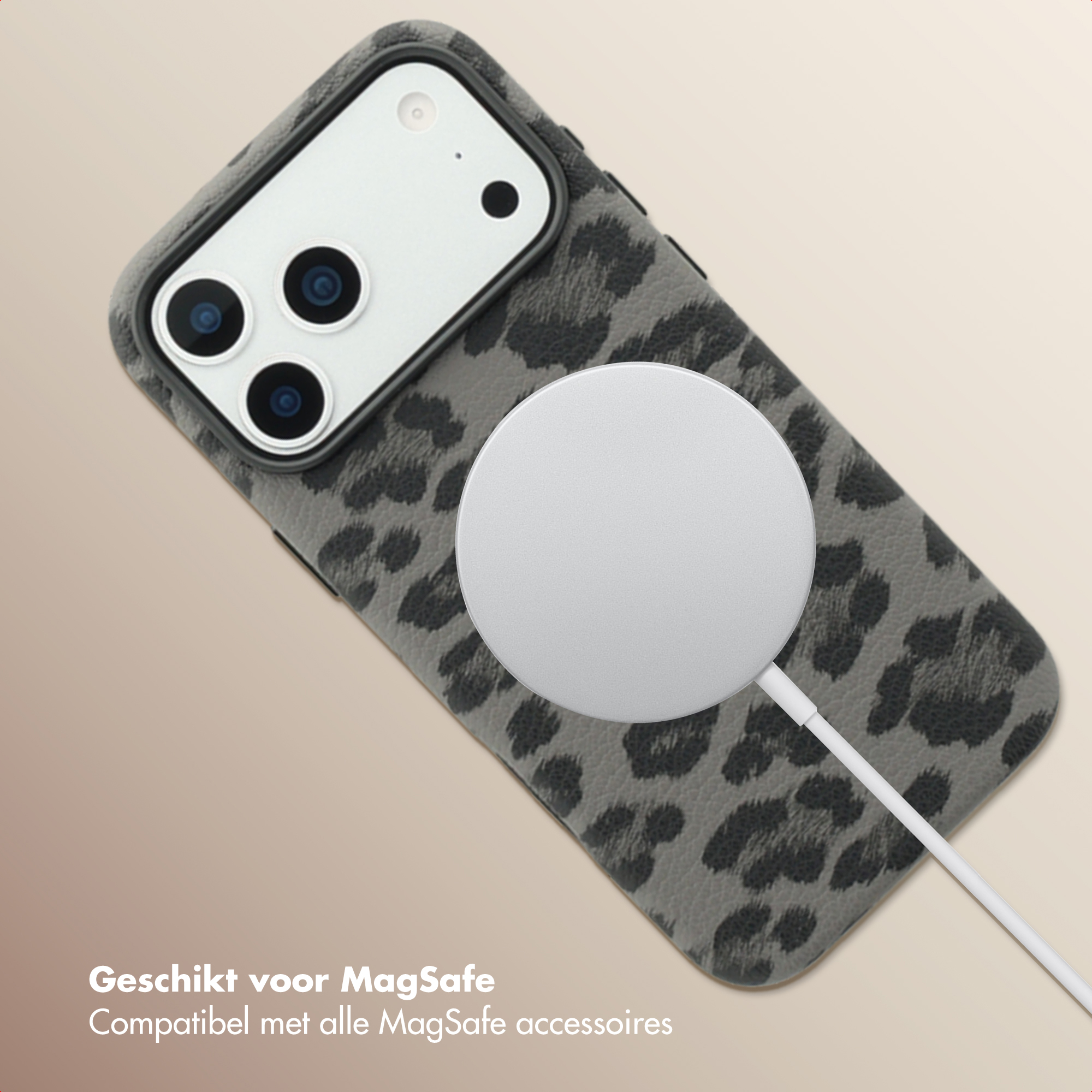 Un téléphone avec une coque à imprimé léopard et un chargeur MagSafe blanc. Le fond est crème.