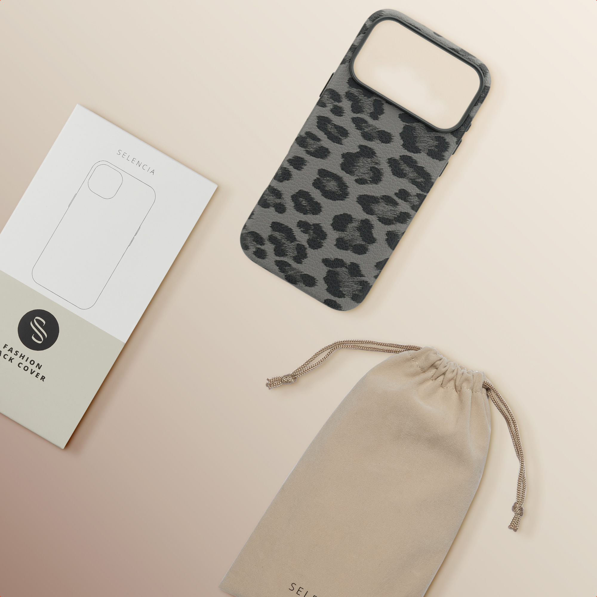 Une coque de téléphone à imprimé léopard, une pochette et une boîte, le tout sur une surface beige.