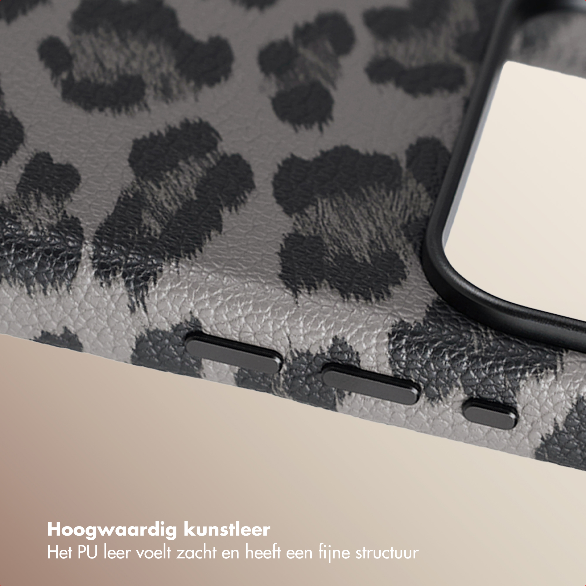 Gros plan d'une coque de téléphone avec un imprimé léopard noir et gris. La coque a des boutons noirs et un écran crème.