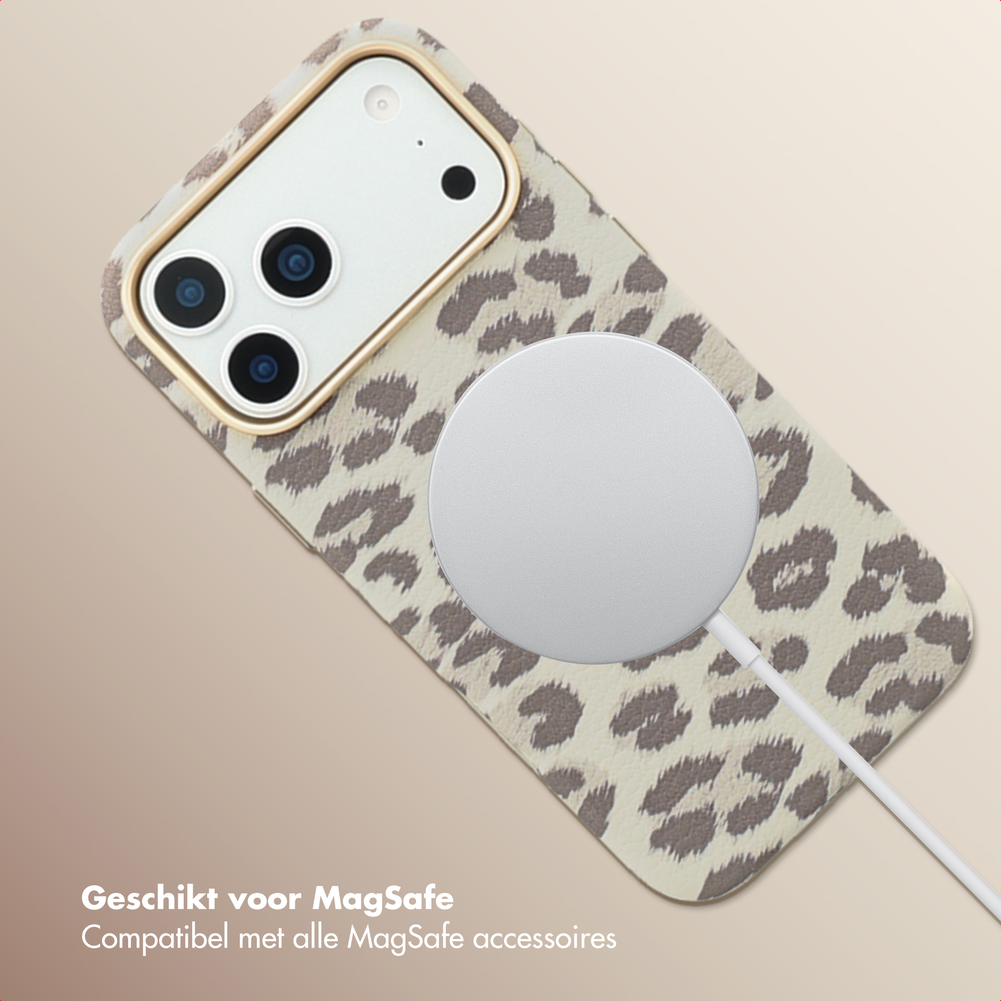 Coque de téléphone à imprimé léopard avec un chargeur MagSafe. La caméra du téléphone est visible. Fond dégradé.