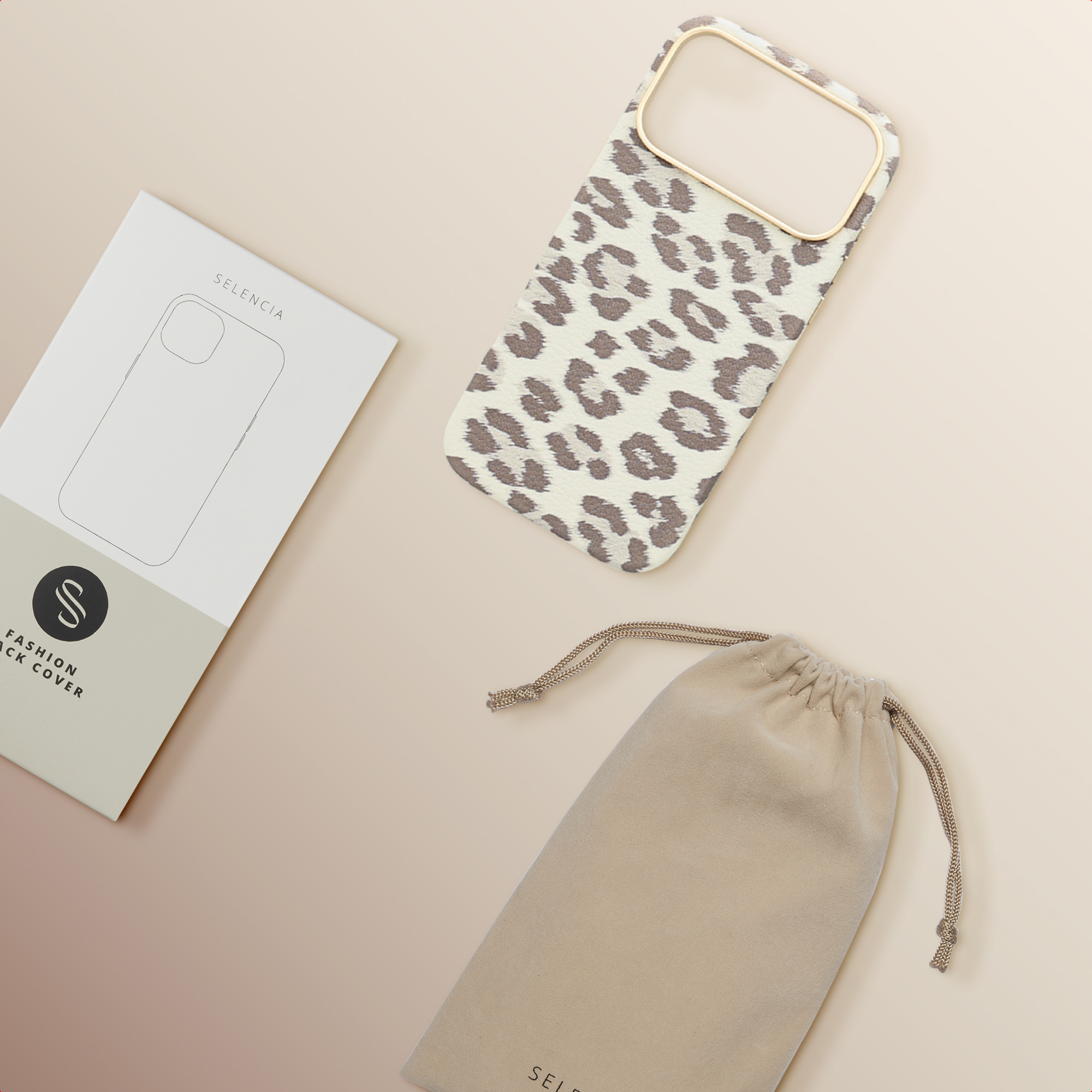 Une coque de téléphone avec un imprimé léopard, une pochette et une boîte étiquetée 'Selencia Fashion Back Cover' sur une surface beige.