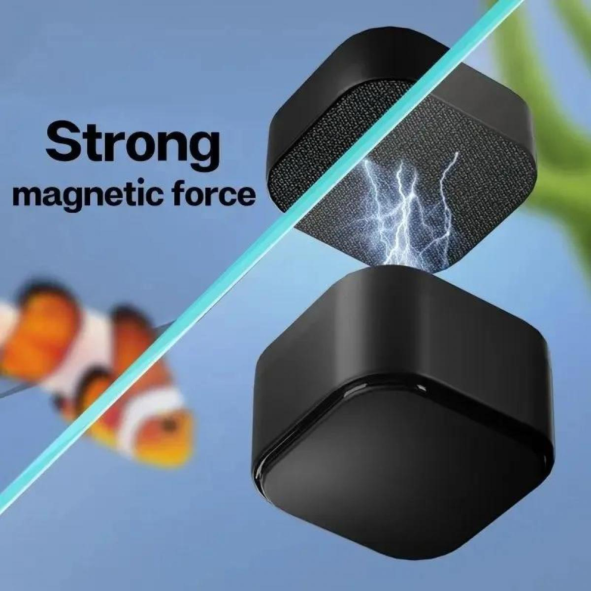 Zwei schwarze quadratische Geräte mit Magnetkraft-Illustration. Text: 'Starke Magnetkraft'. Ein Fisch ist leicht sichtbar.