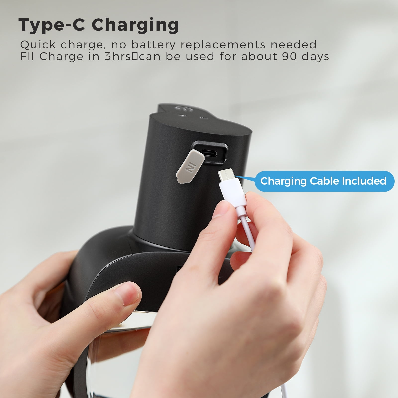 Eine Hand steckt ein weißes USB-C-Kabel in ein schwarzes Gerät. Text oben: Type-C-Aufladung.