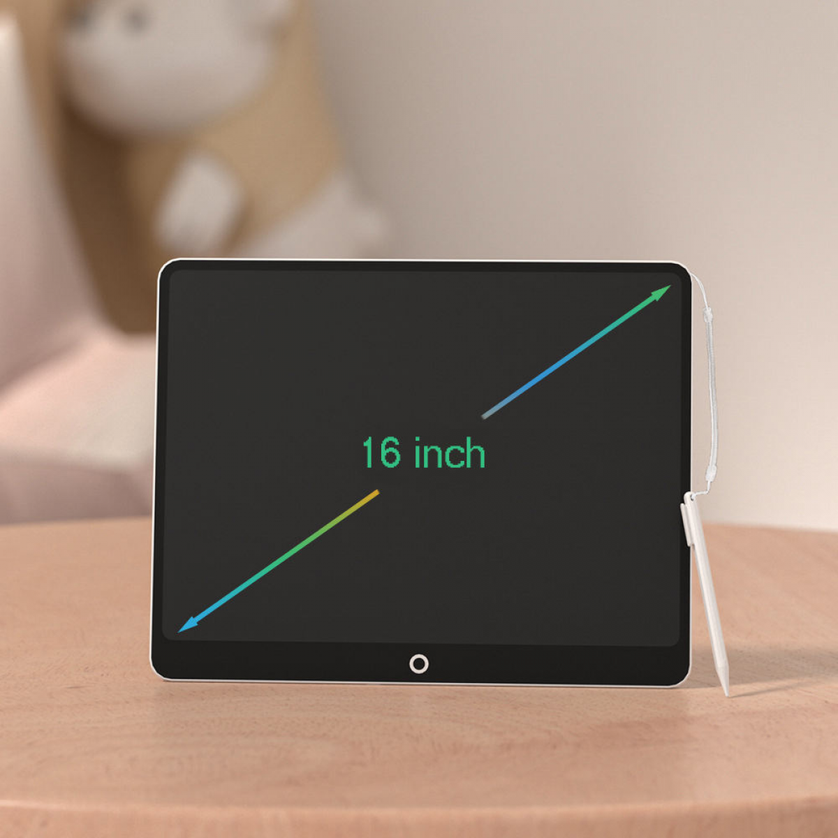 Ein Tablet mit 16-Zoll-Bildschirm, einem Stift und einem Holztisch. Der Bildschirm zeigt '16 Zoll' mit Diagonalen.