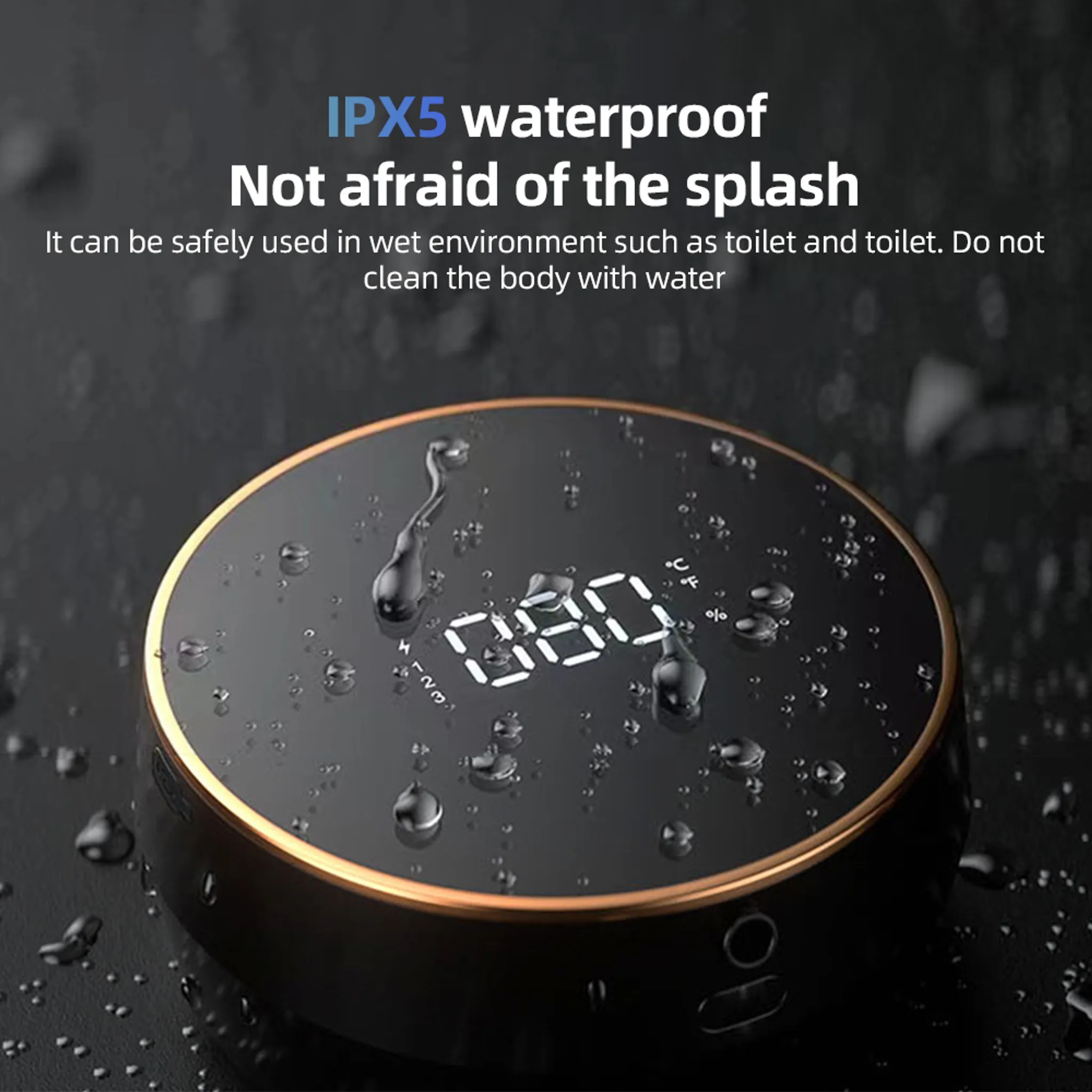 Ein wasserdichtes schwarzes Gerät mit Digitalanzeige, bedeckt mit Wassertropfen. Text sagt 'IPX5 wasserdicht'.