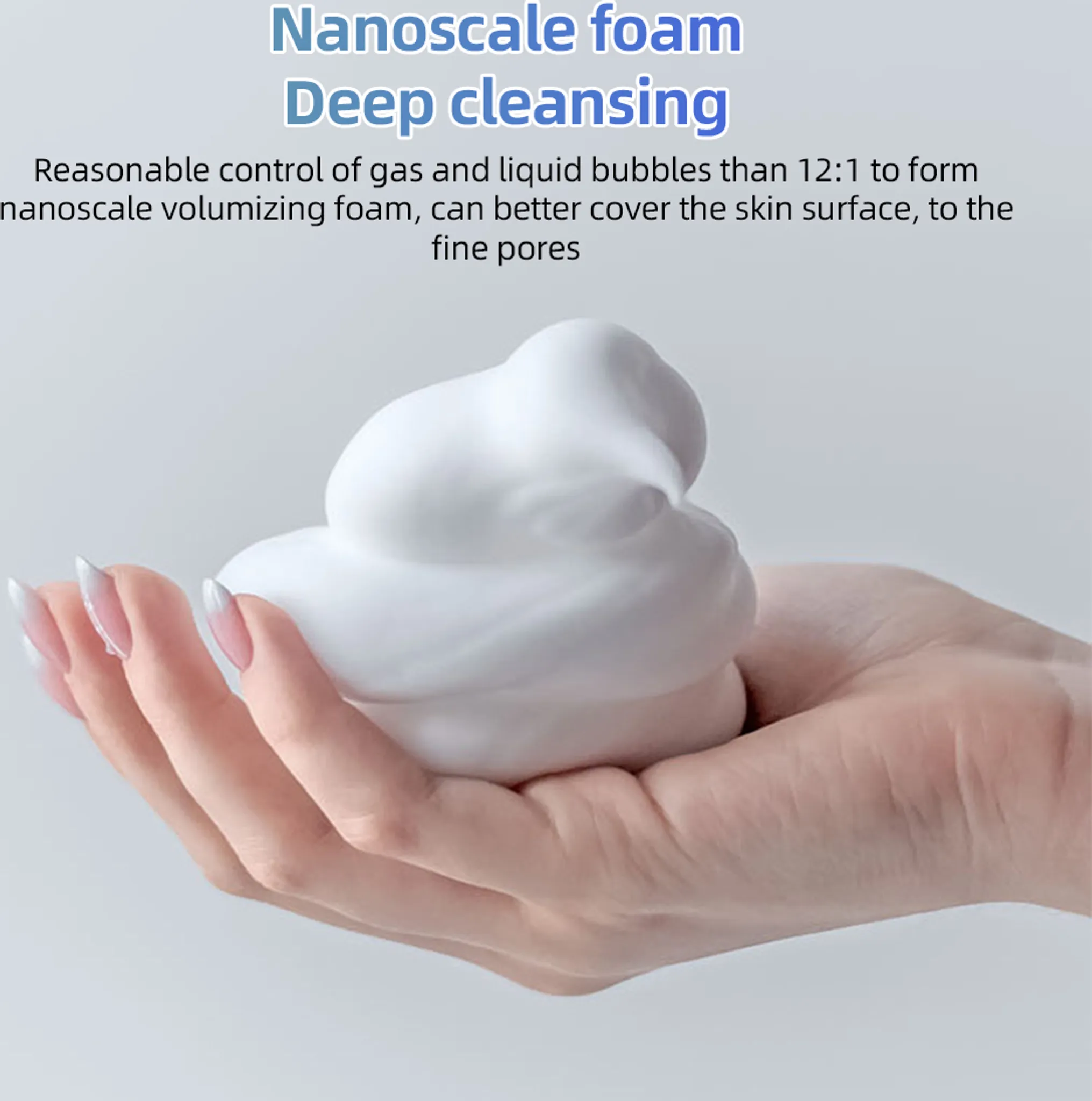Eine Hand hält einen großen weißen Schaum. Der Schaum ist mit 'Nanoscale foam' und 'Deep cleansing' beschriftet.