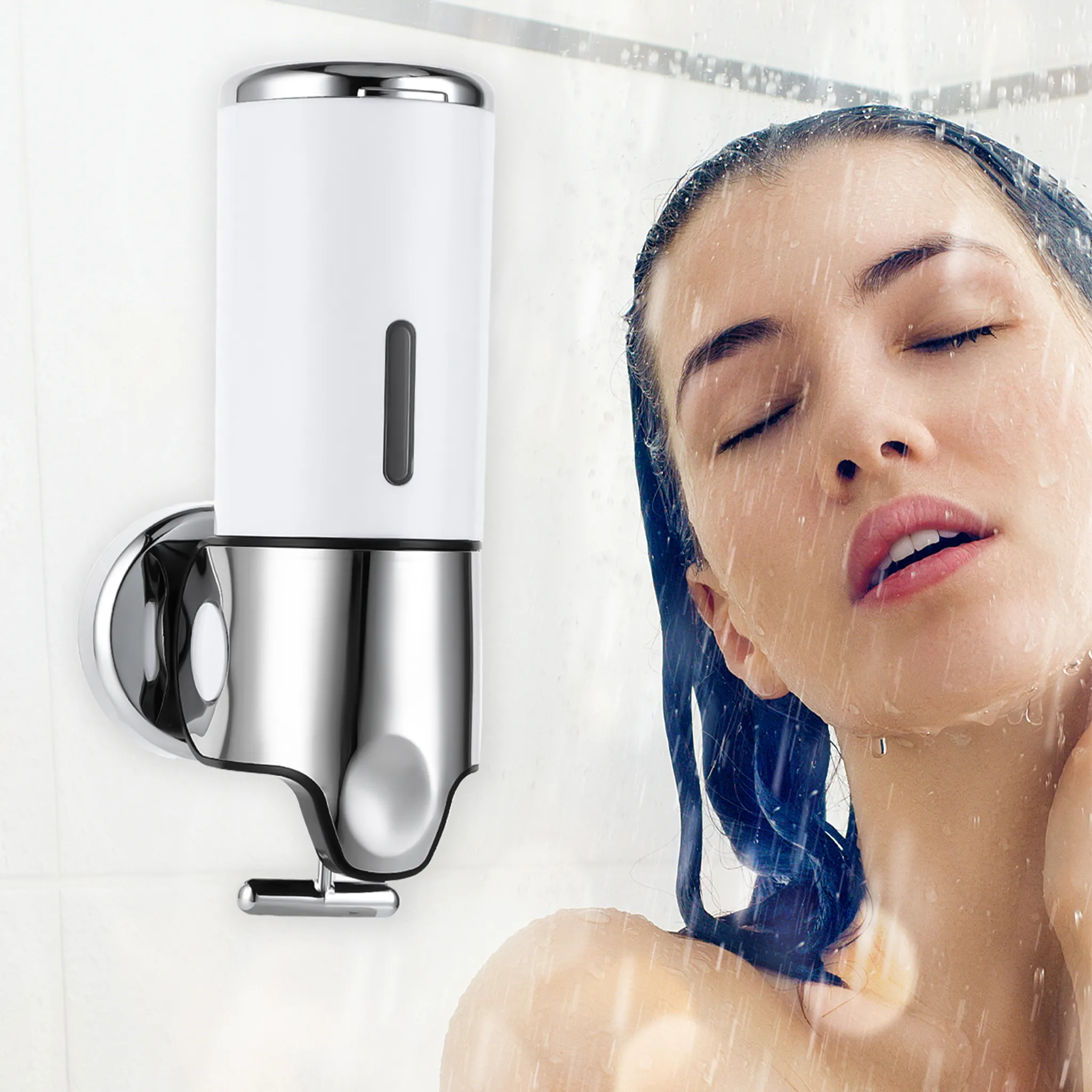 Frau in der Dusche, Augen geschlossen. Weißer und verchromter Seifenspender links.
