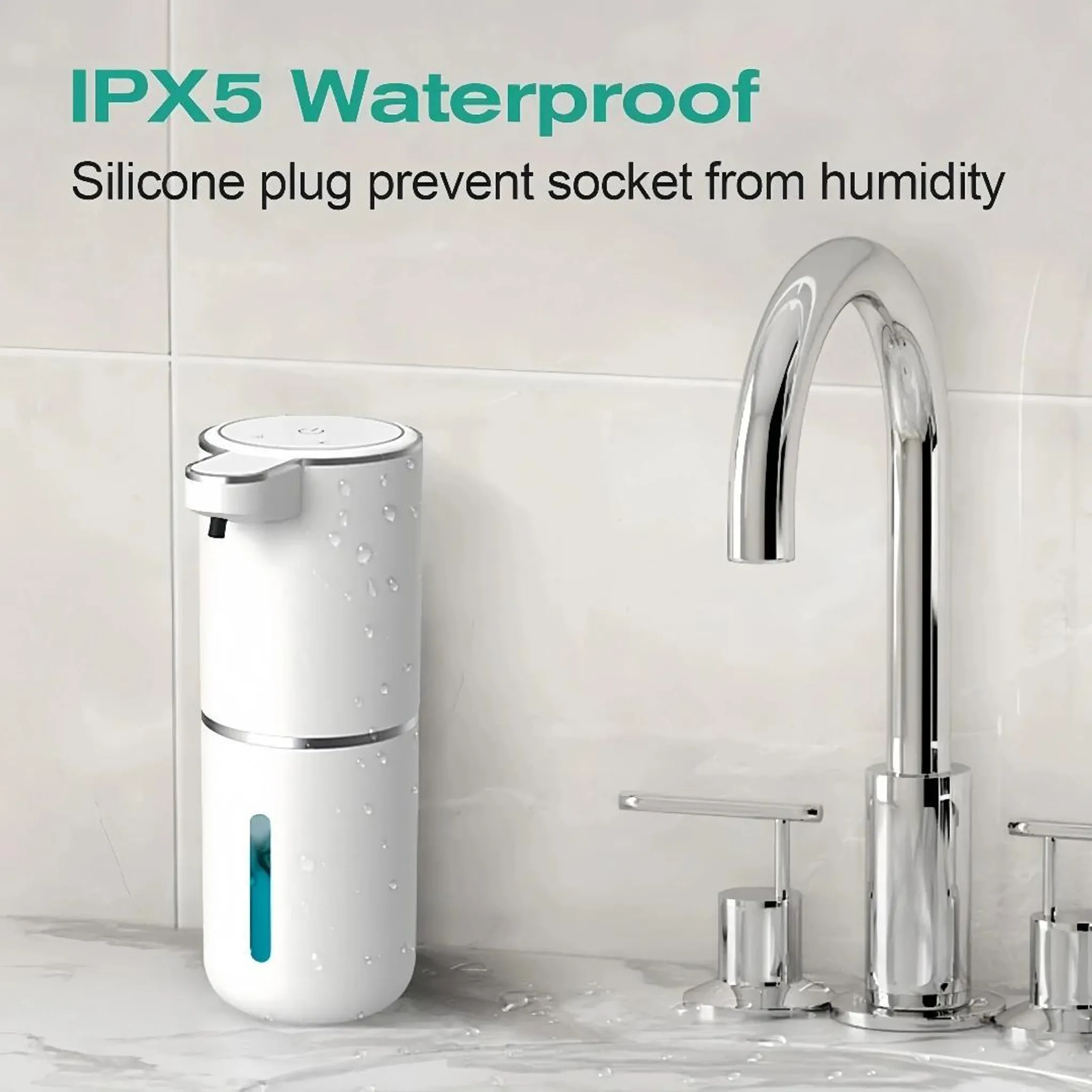 Weißer automatischer Seifenspender mit blauer Flüssigkeit, verchromter Wasserhahn und Fliesen. Text: IPX5 Wasserdicht.