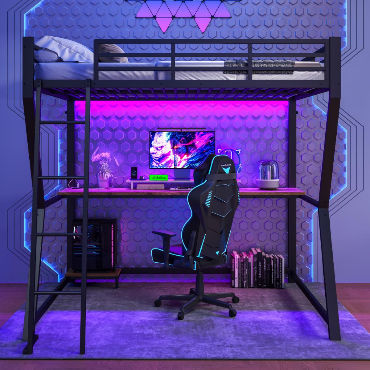 Ein Hochbett mit Schreibtisch und Gaming-Setup. Ein schwarzer Gaming-Stuhl steht vor dem Schreibtisch. Der Raum hat lila Beleuchtung.