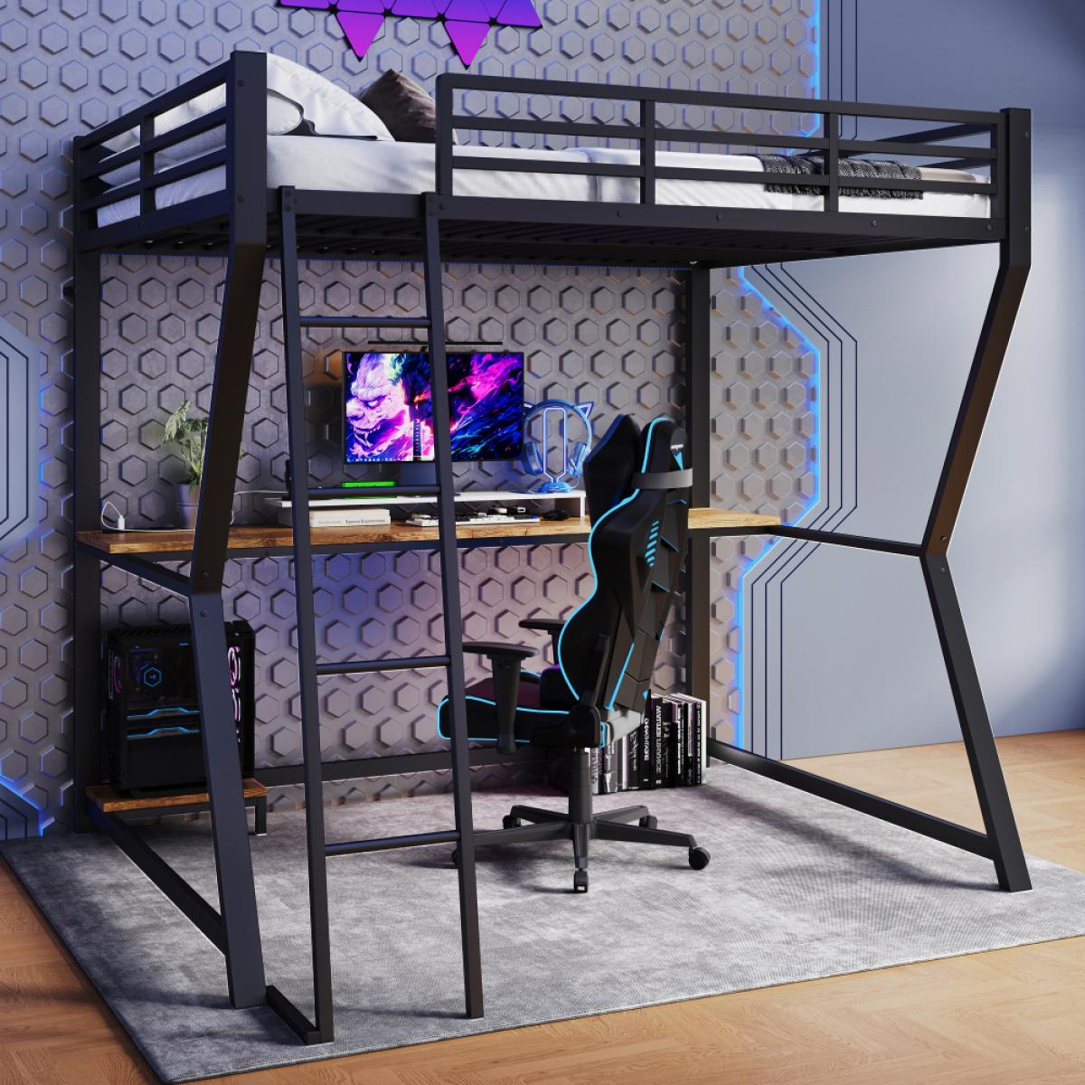 Ein Hochbett mit Schreibtisch, Gaming-Stuhl und Computer. Schwarzer Metallrahmen, Holzschreibtisch und grauer Teppich.