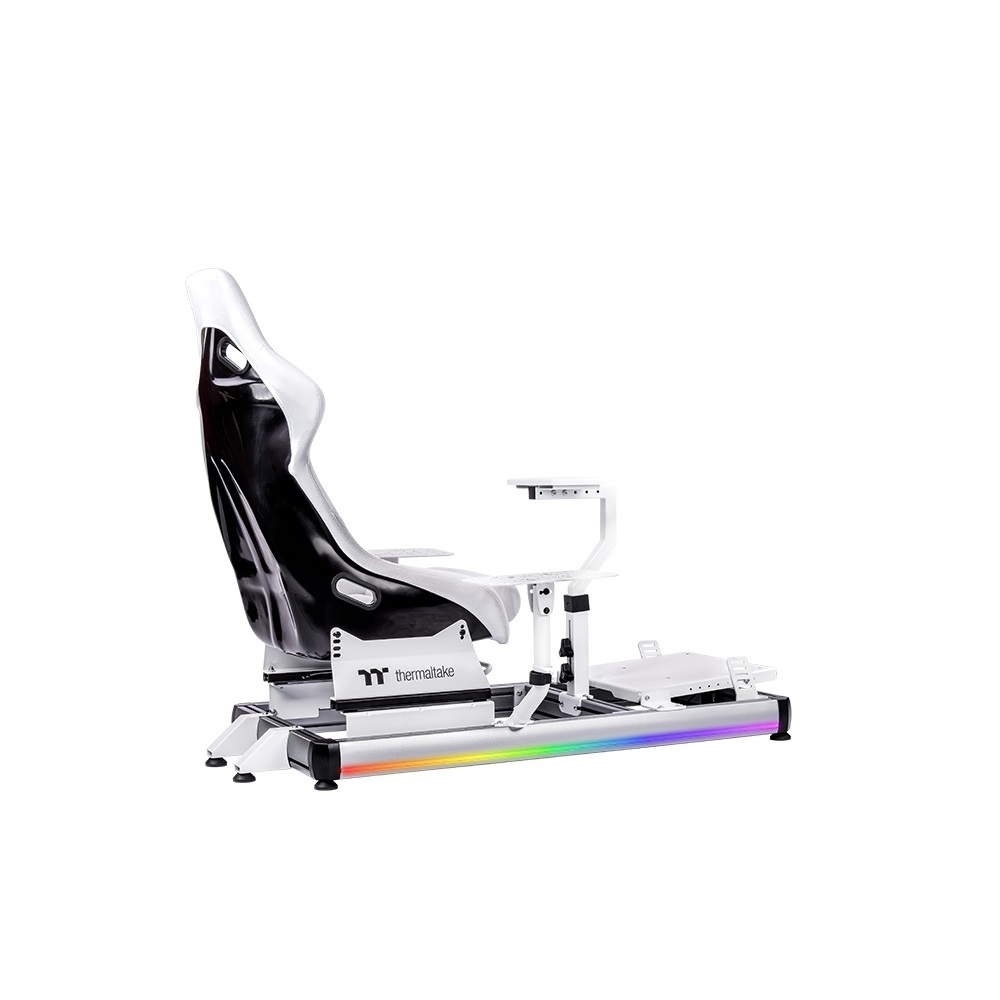 Ein weiß-schwarzer Gaming-Stuhl mit Fußstütze und Zubehörständer. Er hat Regenbogen-LED-Leuchten an der Basis.