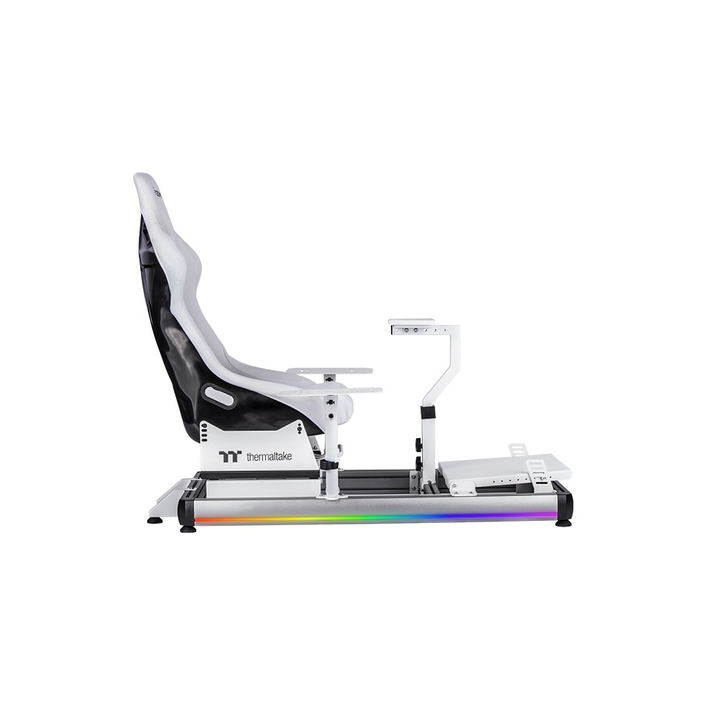 Gaming-Stuhl mit weißem und schwarzem Sitz, Armlehnen und Fußstütze. Die Basis hat RGB-Beleuchtung. Das Thermaltake-Logo ist sichtbar.