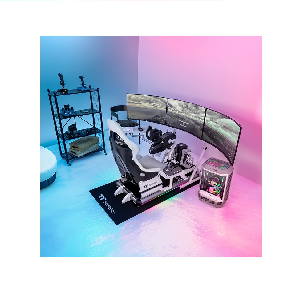 Gaming-Setup mit gebogenen Monitoren, Rennstuhl und PC. Ein Regal hält Controller. Der Boden reflektiert blaues und rosa Licht.