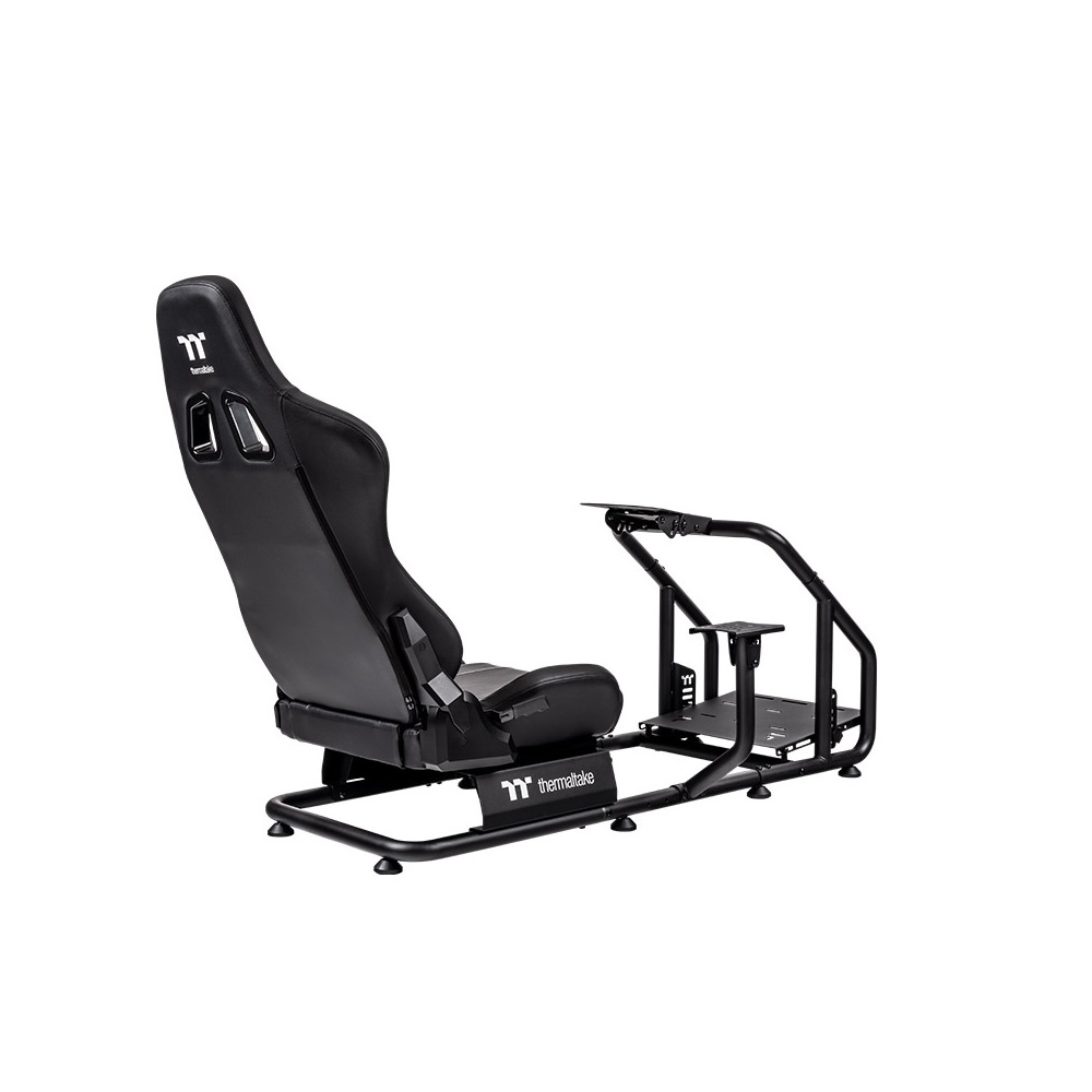Un siège noir de simulateur de course avec cadre en métal noir. Le siège a un appuie-tête et une ceinture. Logo Thermaltake visible.