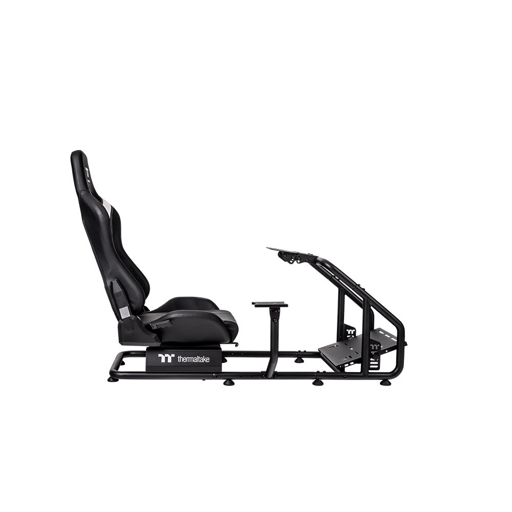 Un siège de simulateur de course noir avec un cadre en métal. Le siège a des accents blancs et le logo Thermaltake est visible.