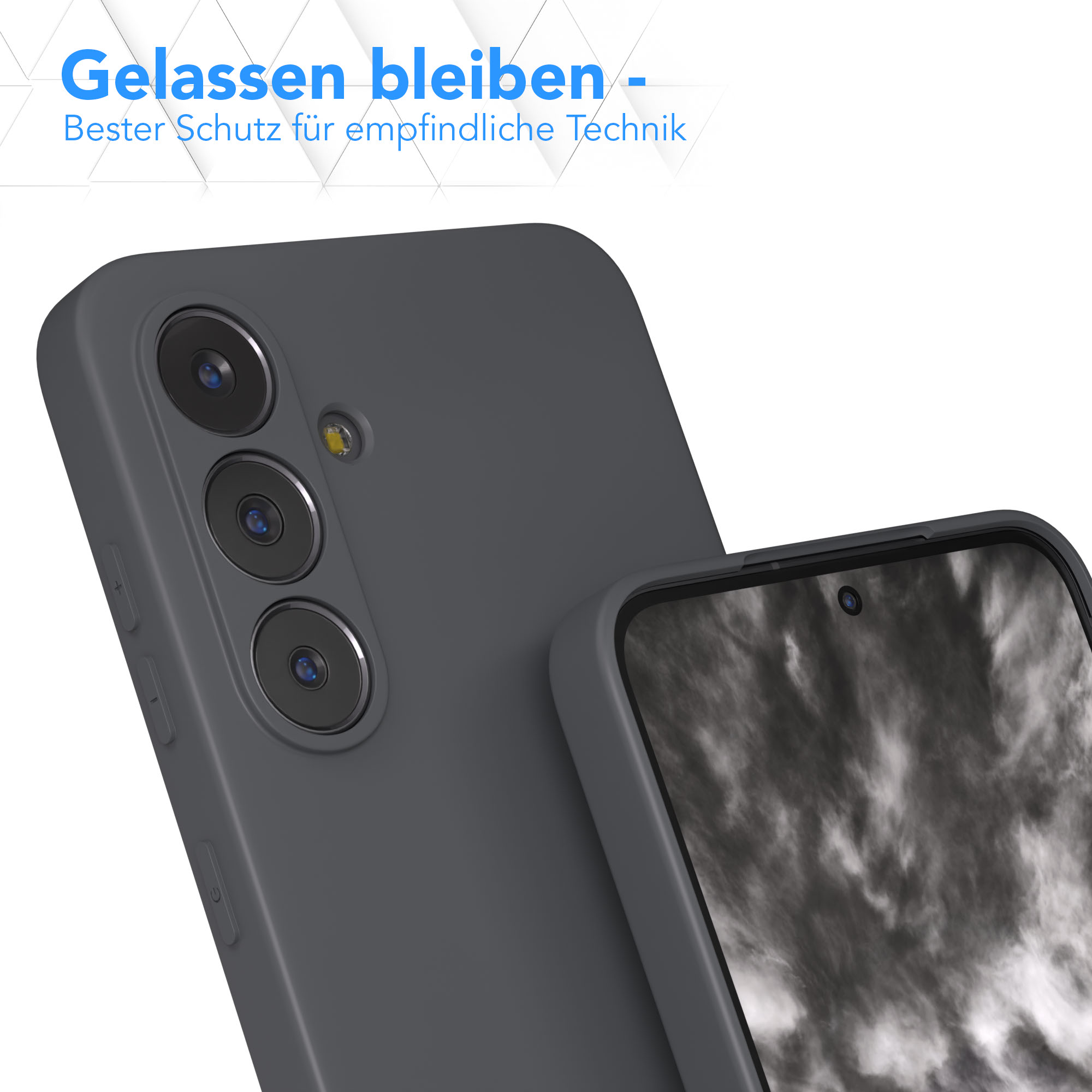 Nahaufnahme einer grauen Handyhülle mit drei Kameralinsen. Der Bildschirm zeigt ein Wolkenmuster.