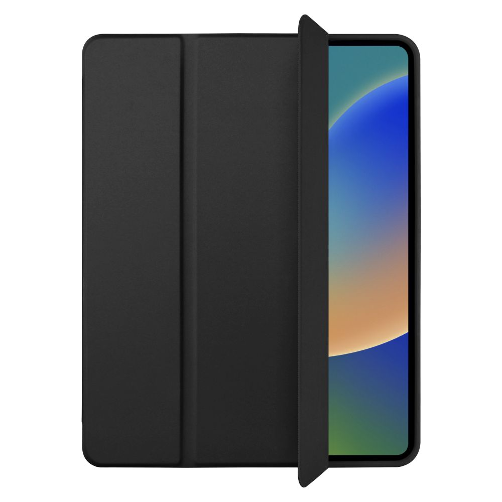Eine schwarze Tablethülle, teilweise geöffnet, zeigt einen Bildschirm mit buntem, abstraktem Hintergrund auf weißem Untergrund.
