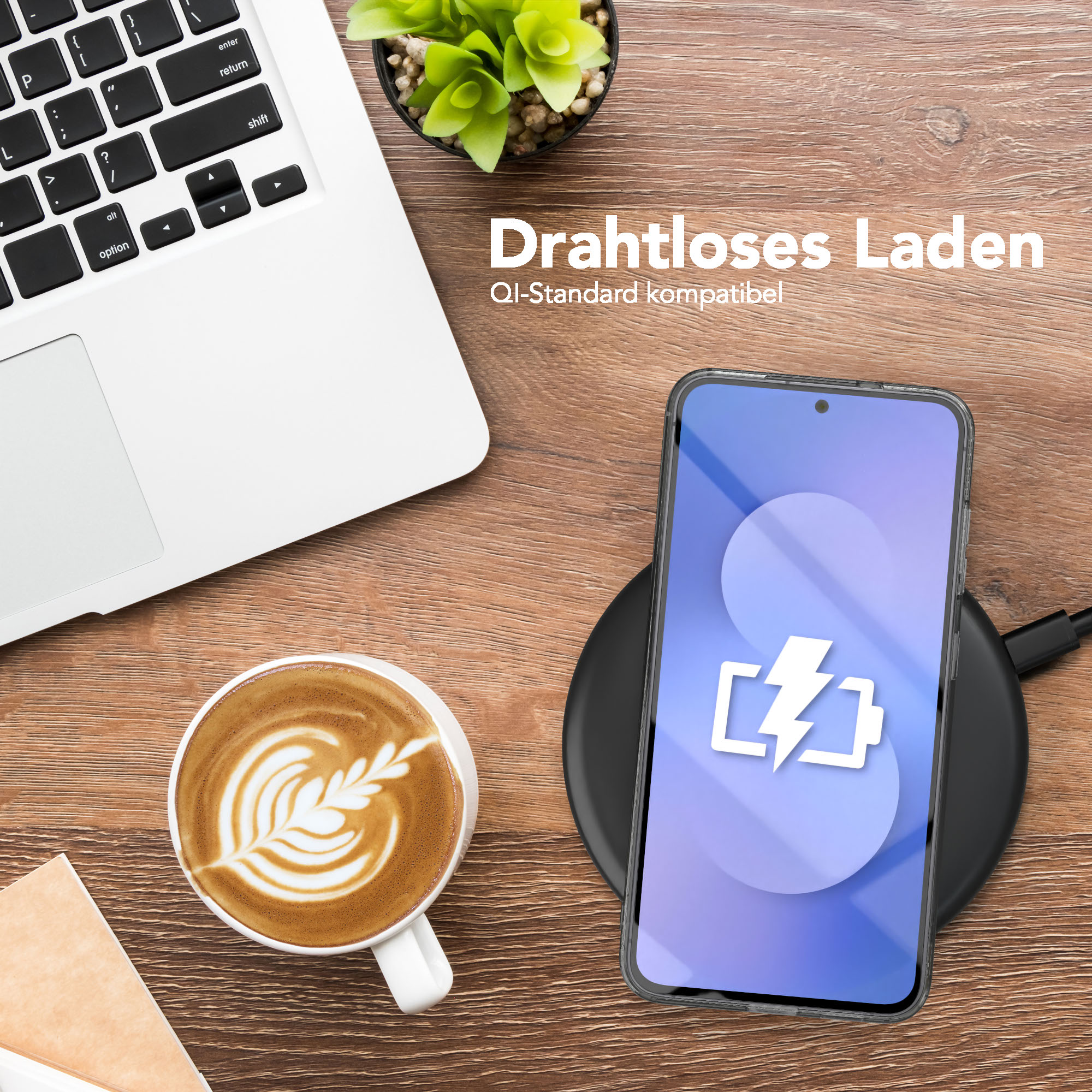 Ein Telefon auf einem kabellosen Ladegerät mit Ladesymbol. Laptop, Kaffee und Pflanze auf einem Holzschreibtisch.