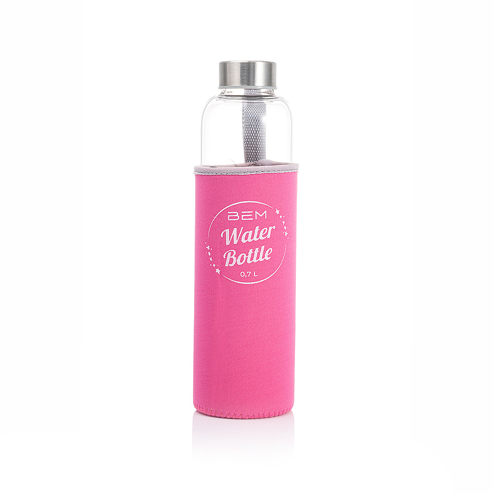 Eine klare Glaswasserflasche mit silbernem Deckel in einer pinkfarbenen Hülle. Auf der Hülle steht 'Water Bottle'.