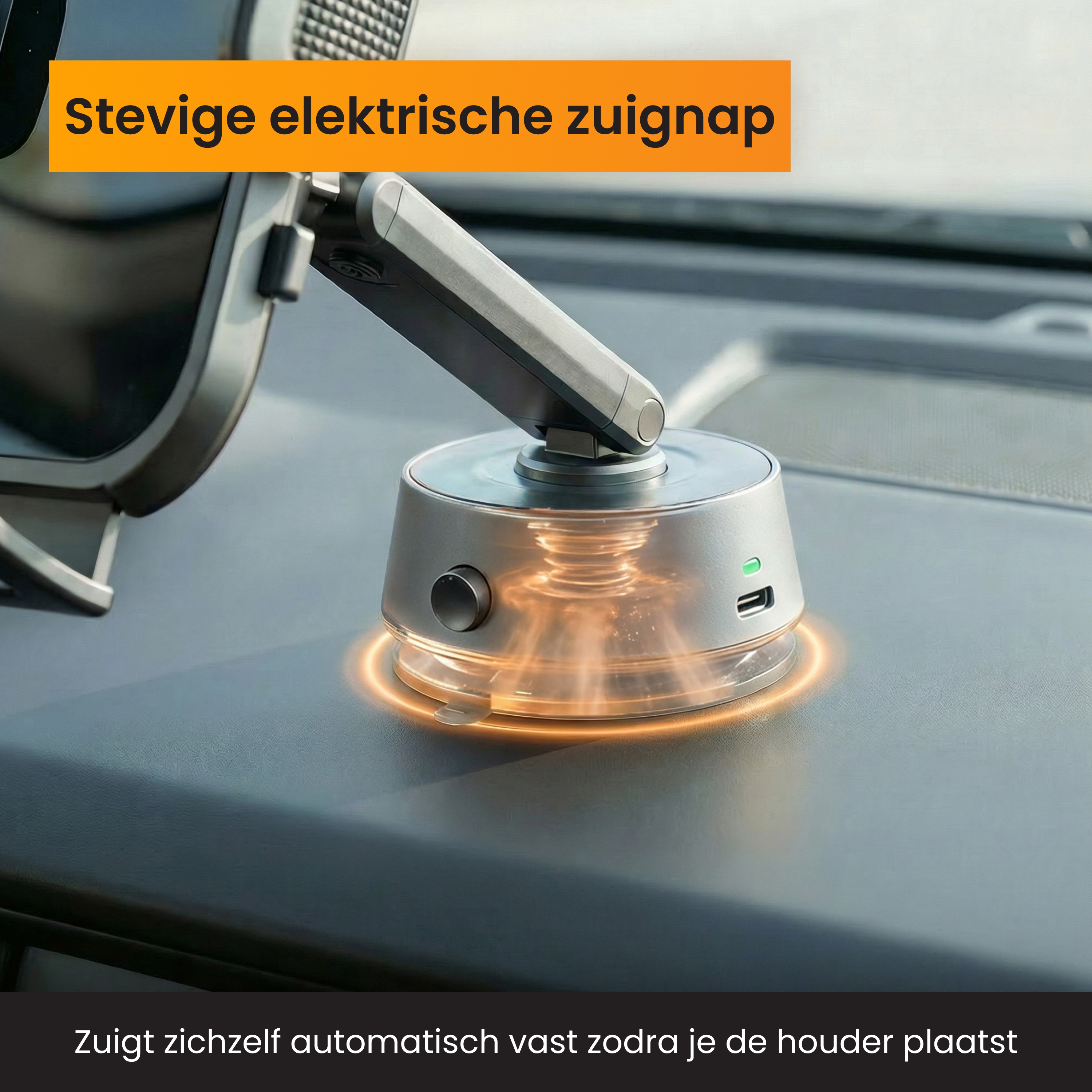 Een telefoonhouder voor in de auto staat op het dashboard. Het is zilver en rond met een zuignap en een oplaadpoort.