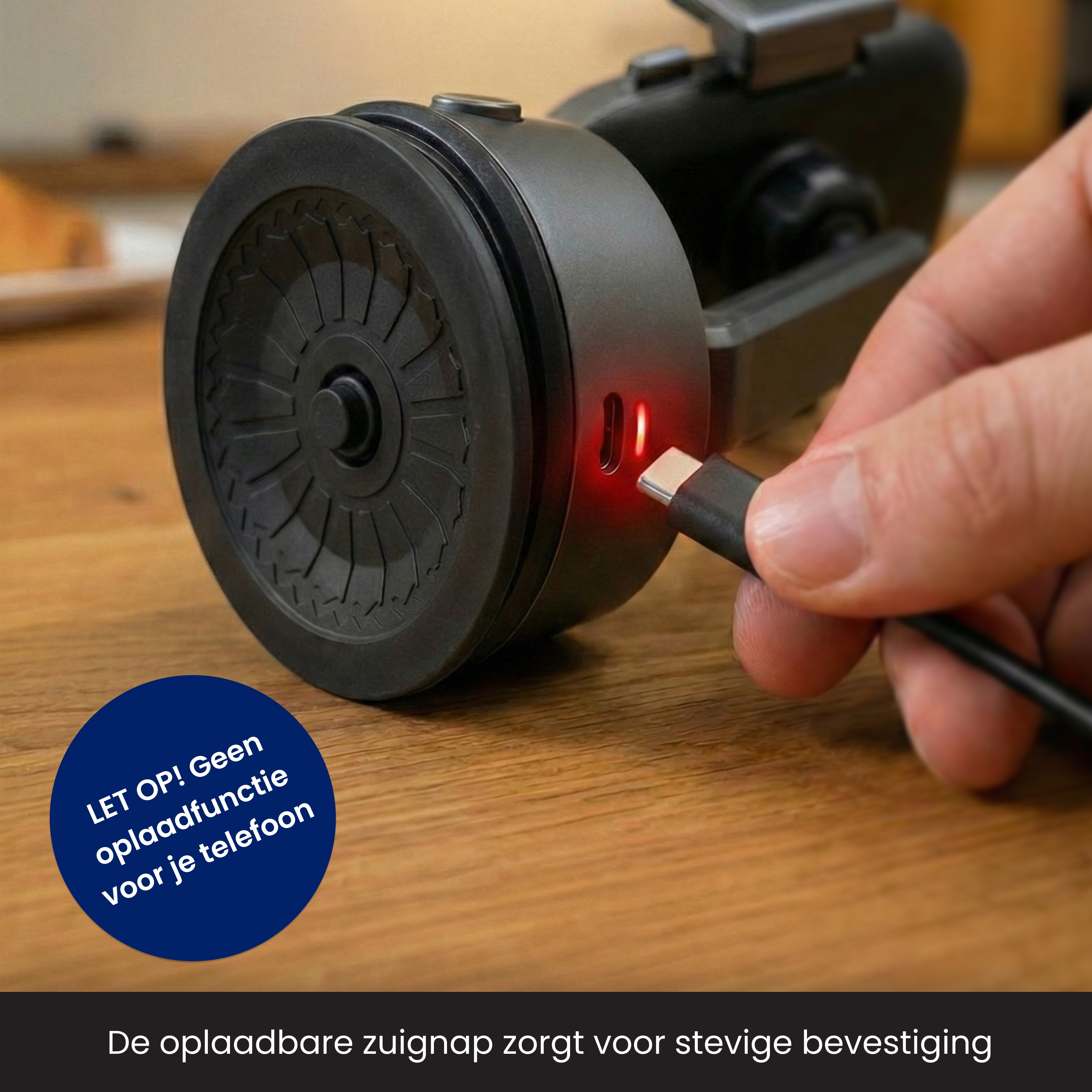 Een apparaat wordt opgeladen met een USB-C-kabel. Het apparaat is zwart met een rood oplaadlampje.
