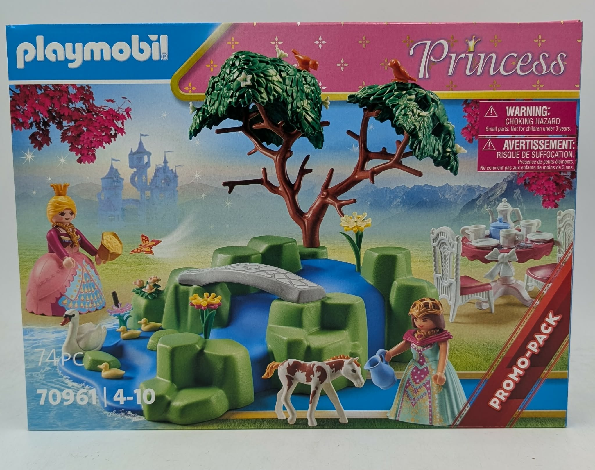 Eine Playmobil-Prinzessinnen-Box. Es zeigt eine Prinzessinnenfigur, ein Pferd, eine kleine Brücke und einen Teetisch.
