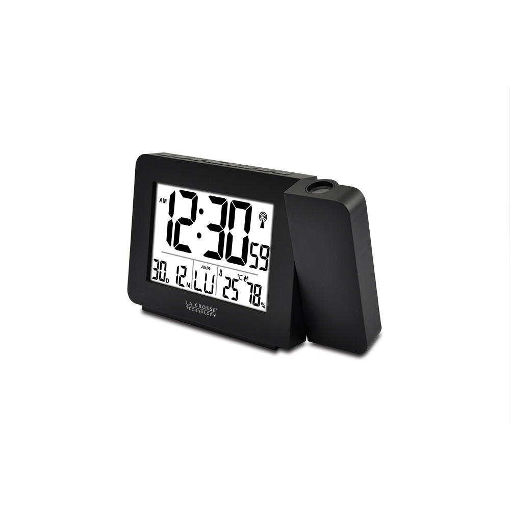 Un orologio digitale nero mostra le 12:30 AM con temperatura, umidità e data. Ha un proiettore laterale.