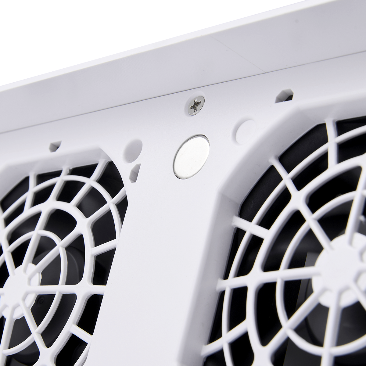 Close-up van een wit elektronisch apparaat met twee ventilatieopeningen. Een schroef en een ronde knop zijn zichtbaar. De achtergrond is wit.