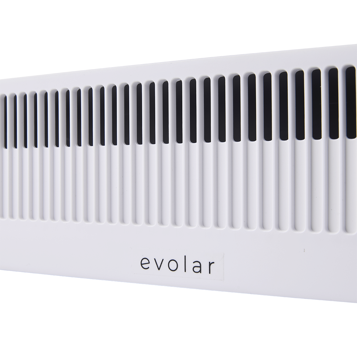 Een close-up van een wit apparaat met verticale ventilatieopeningen. Het woord 'evolar' staat op een kleine sticker.