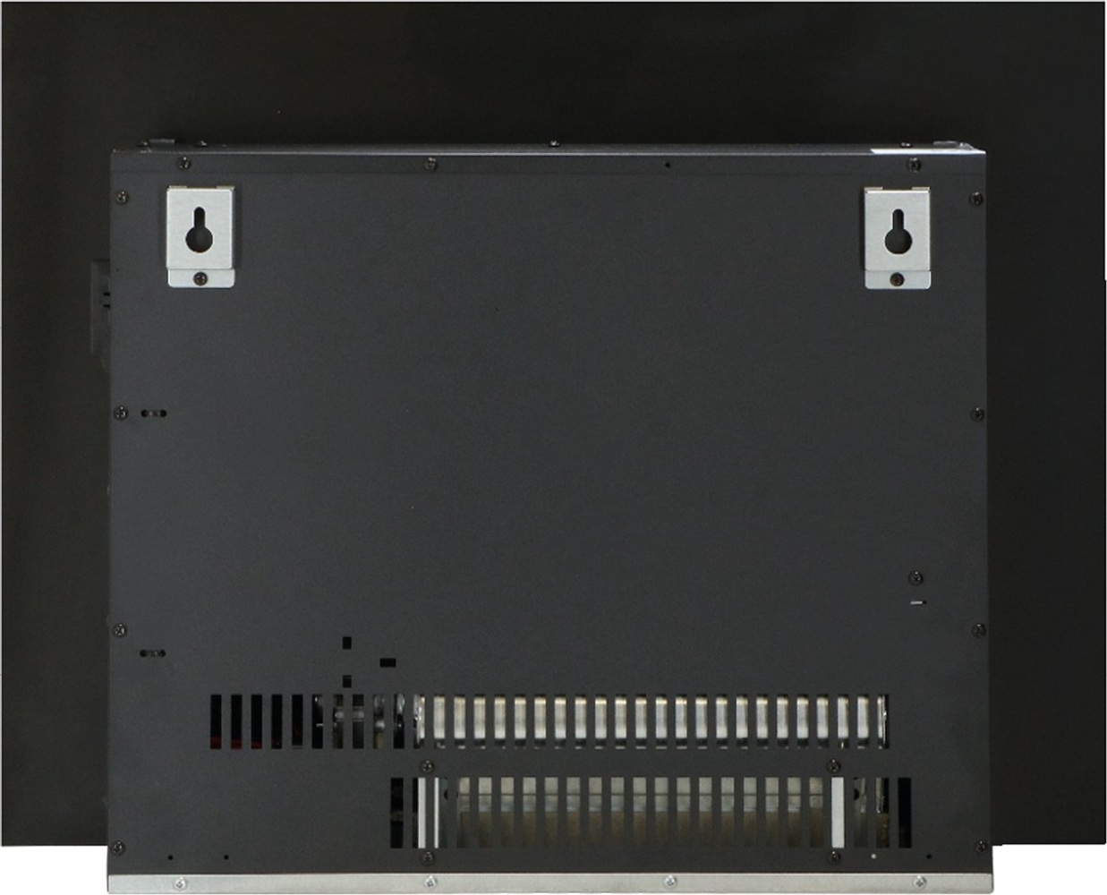 Achteraanzicht van een zwarte elektrische open haard. Het heeft metalen beugels voor montage, ventilatieroosters en een metalen basis.