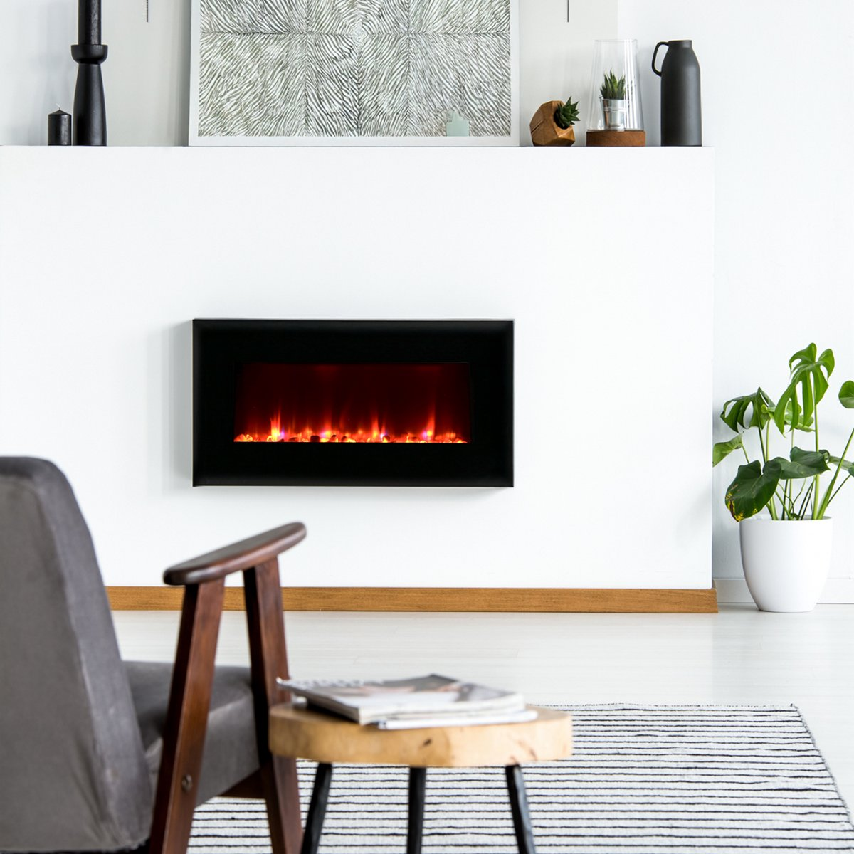 Een moderne woonkamer met een open haard, een fauteuil, een kleine tafel, een tapijt en een plant. De open haard staat aan.