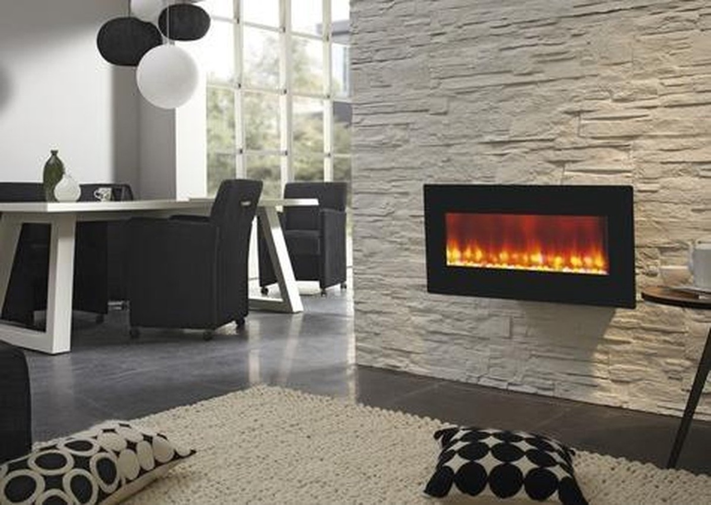Een moderne woonkamer met een open haard, eettafel, stoelen en een tapijt. De open haard heeft een vlameffect.