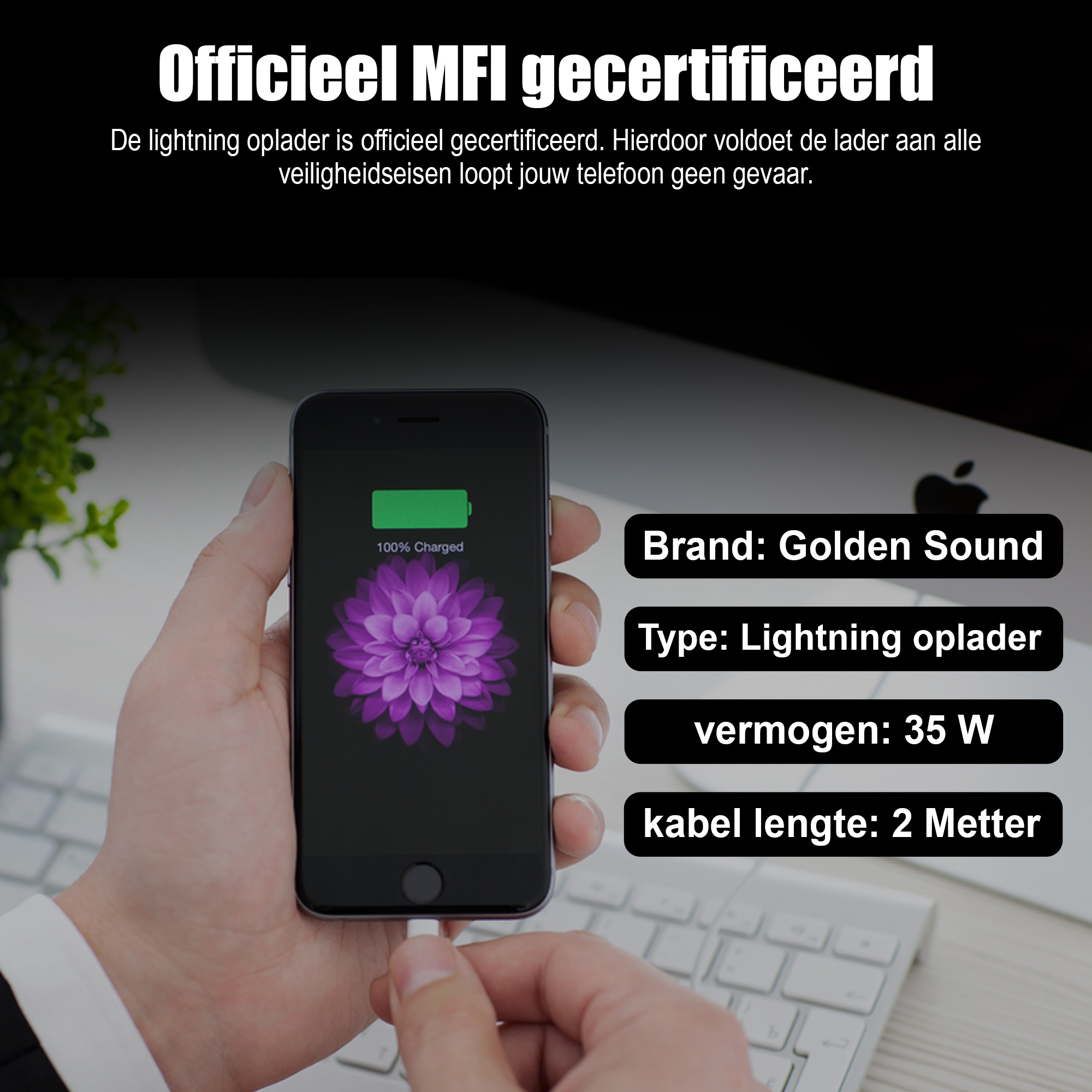 Main tenant un téléphone en charge indiquant 100% chargé. Le texte dit 'Officieel MFI gecertificeerd' et des infos produit.