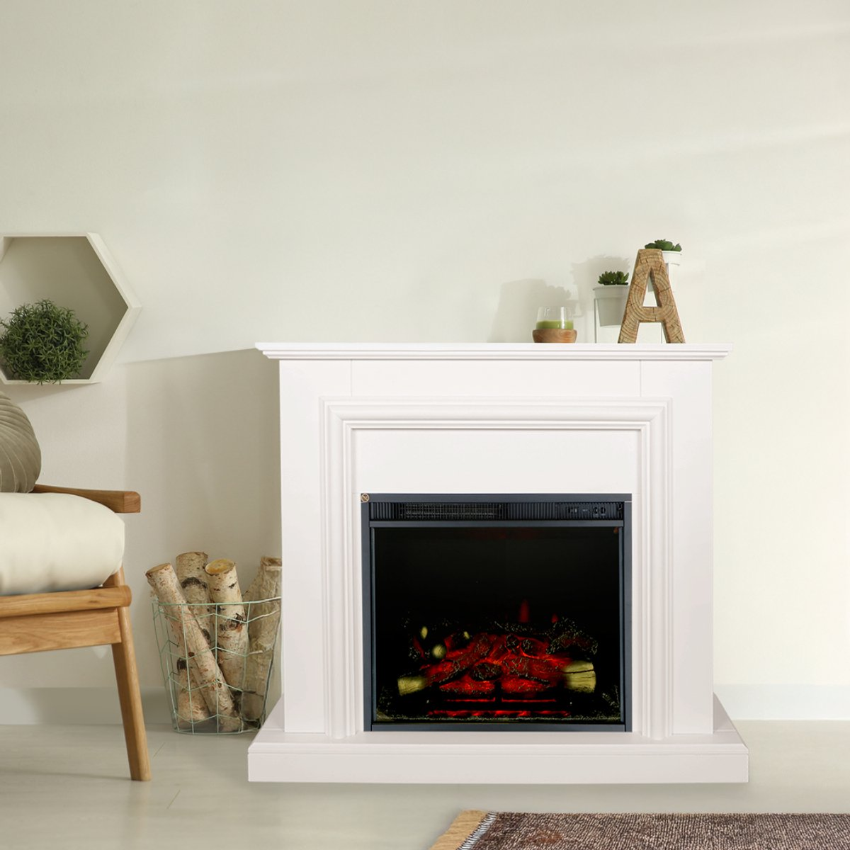 Een witte open haard met een zwart interieur met rode vlammen. Houtblokken zitten in een draadmand. Een houten stoel aan de linkerkant.