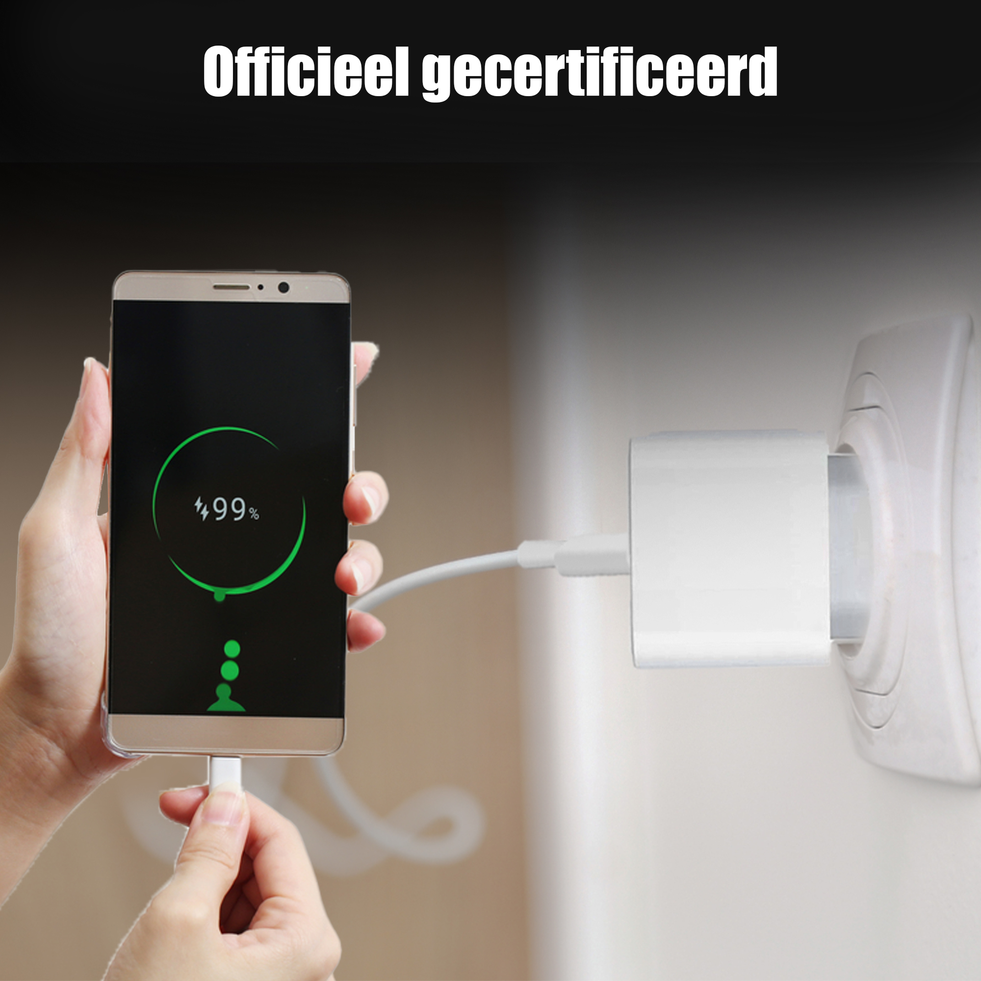 Un téléphone en charge, affichant 99 %. Un chargeur est branché sur une prise murale.