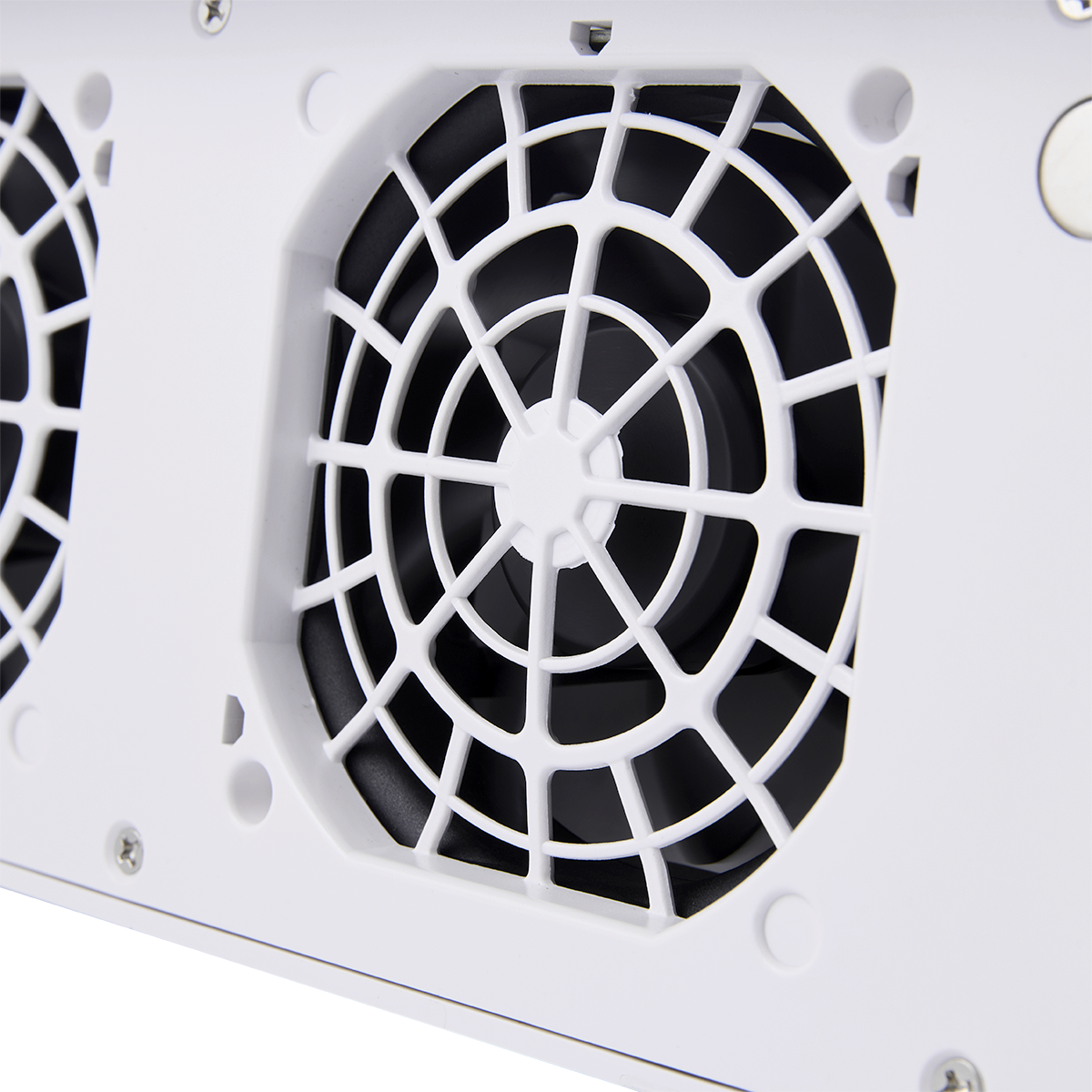Close-up van een witte computerventilator met een zwart ventilatorblad achter een wit rooster. Schroeven en een afgeronde rand zijn zichtbaar.