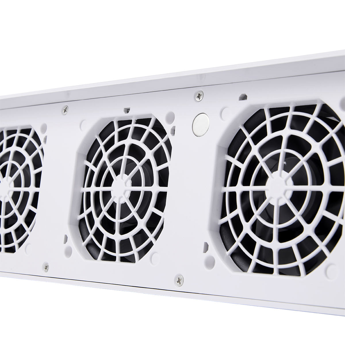 Close-up van een wit apparaat met drie ronde ventilatieroosters. Elk rooster heeft een zwart ventilatorblad. Schroeven en een knop zijn zichtbaar.