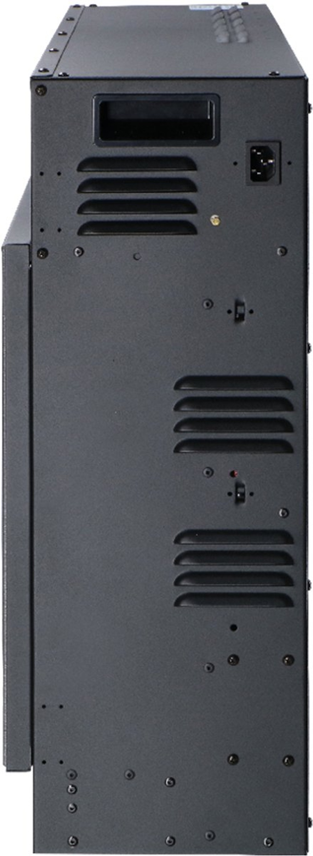 Een donkergrijze serverkast wordt getoond. Het heeft ventilatieopeningen, schakelaars, een voedingspoort en veel schroeven.