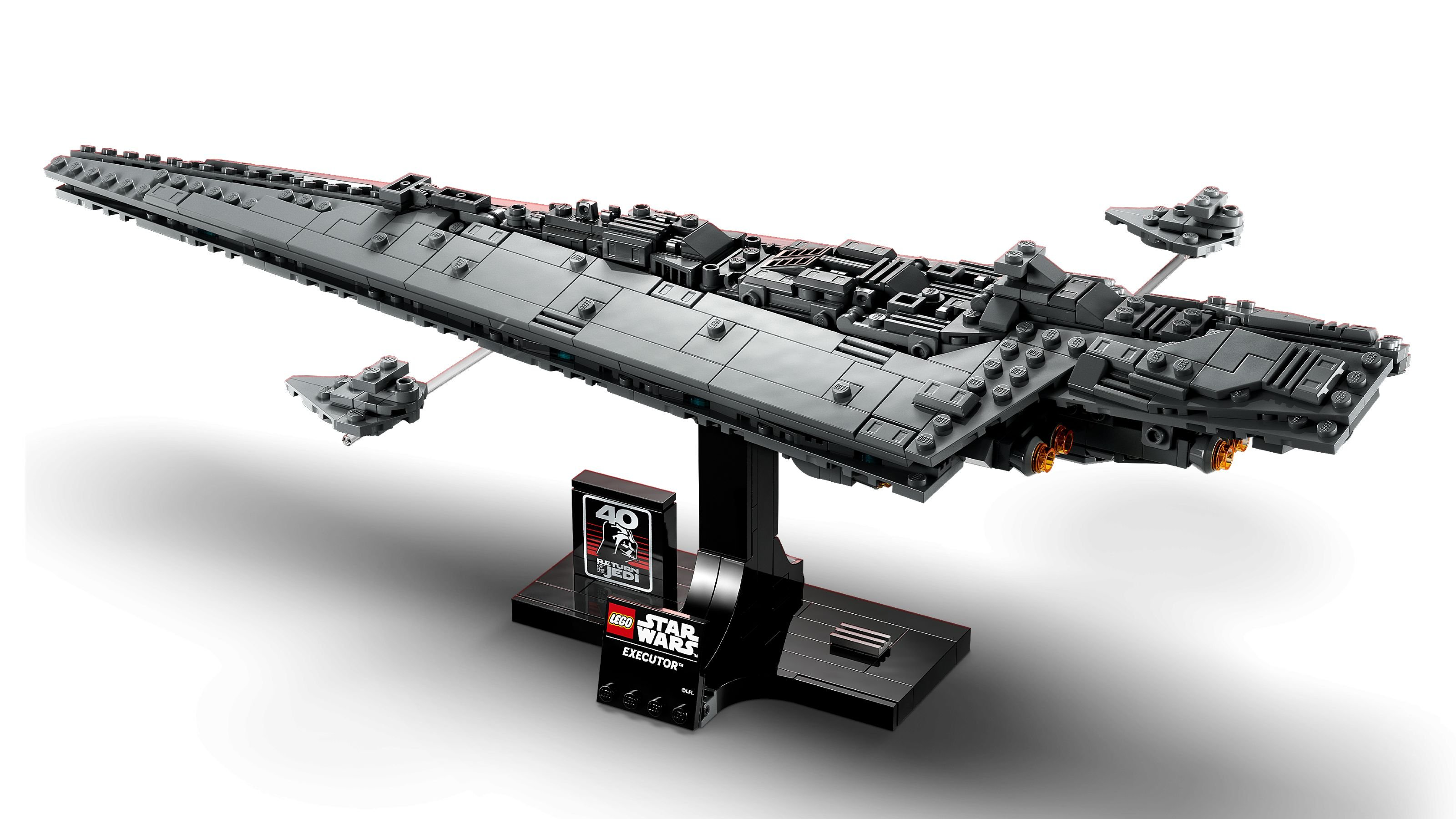 Un modello grigio LEGO Star Wars Executor è esposto su un supporto nero. Ha due modelli di navi più piccole attaccati.